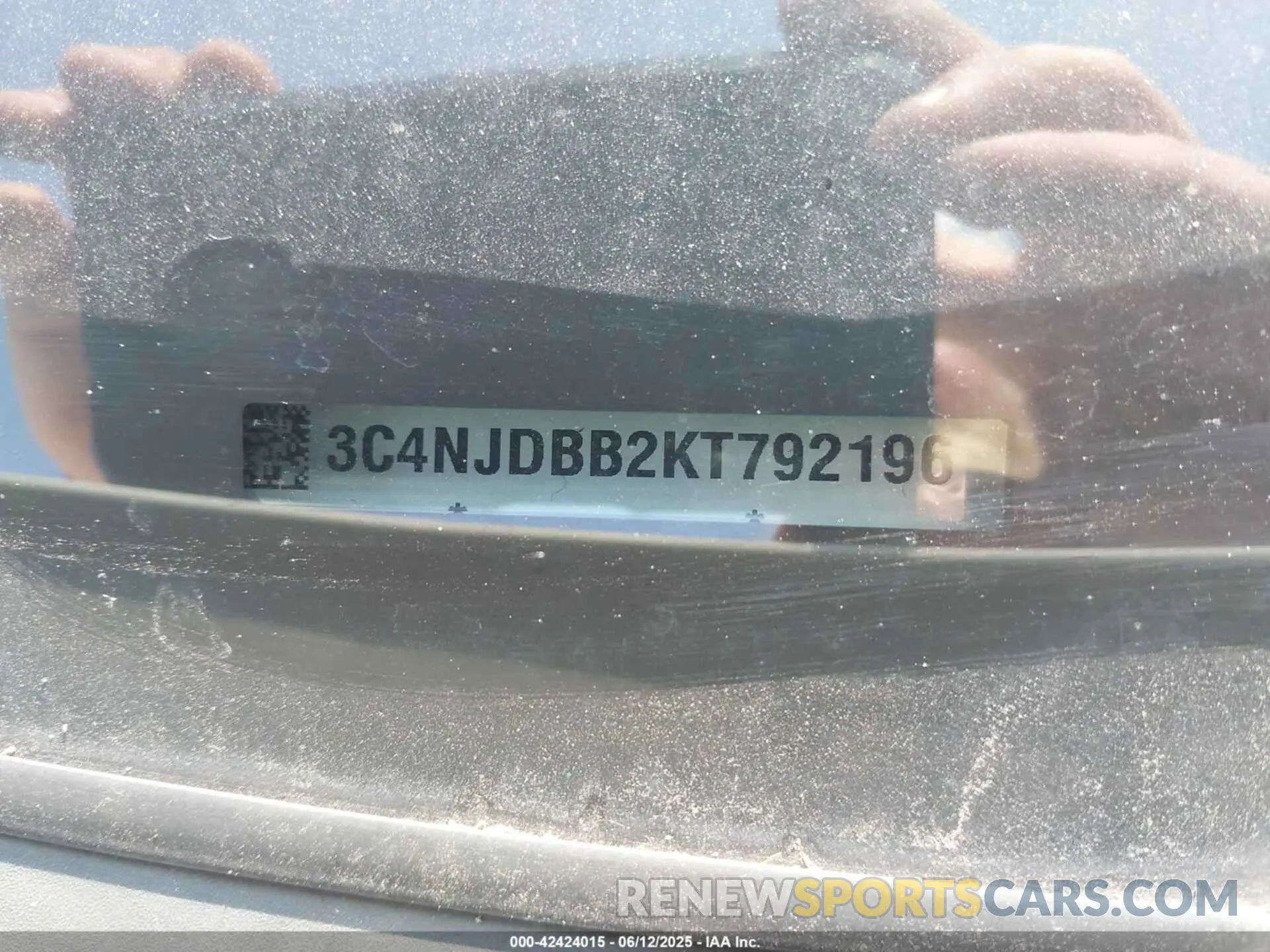 17 Photograph of a damaged car 3C4NJDBB2KT792196 JEEP COMPASS 2019