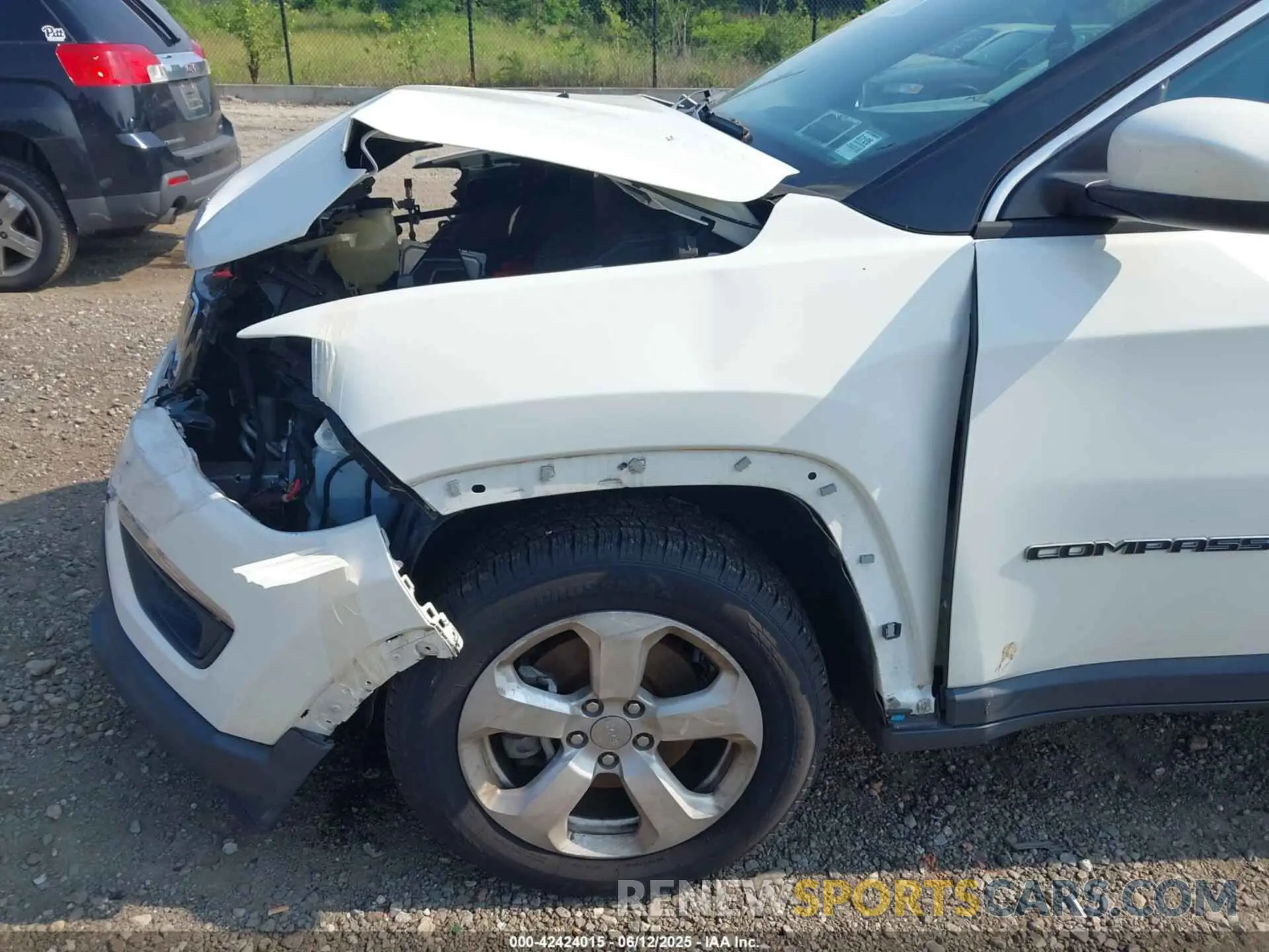 19 Photograph of a damaged car 3C4NJDBB2KT792196 JEEP COMPASS 2019