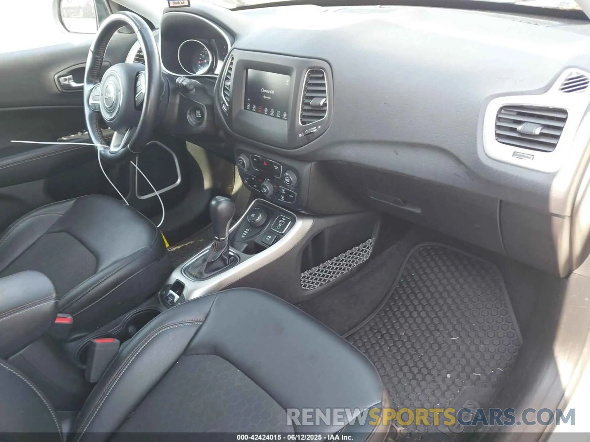 5 Photograph of a damaged car 3C4NJDBB2KT792196 JEEP COMPASS 2019