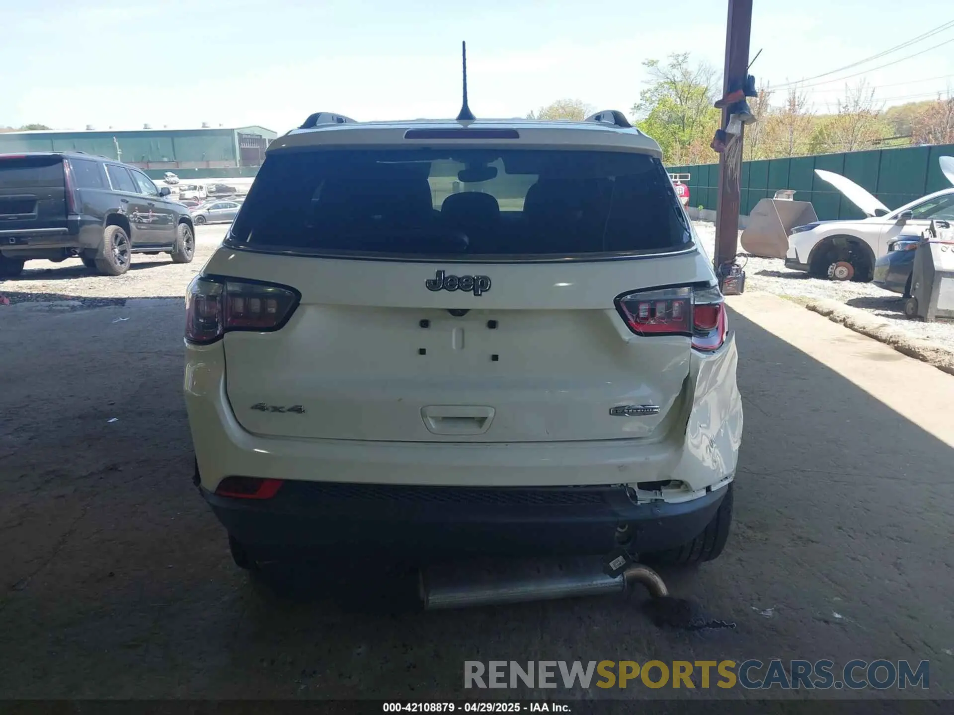 17 Photograph of a damaged car 3C4NJDBB3KT654263 JEEP COMPASS 2019