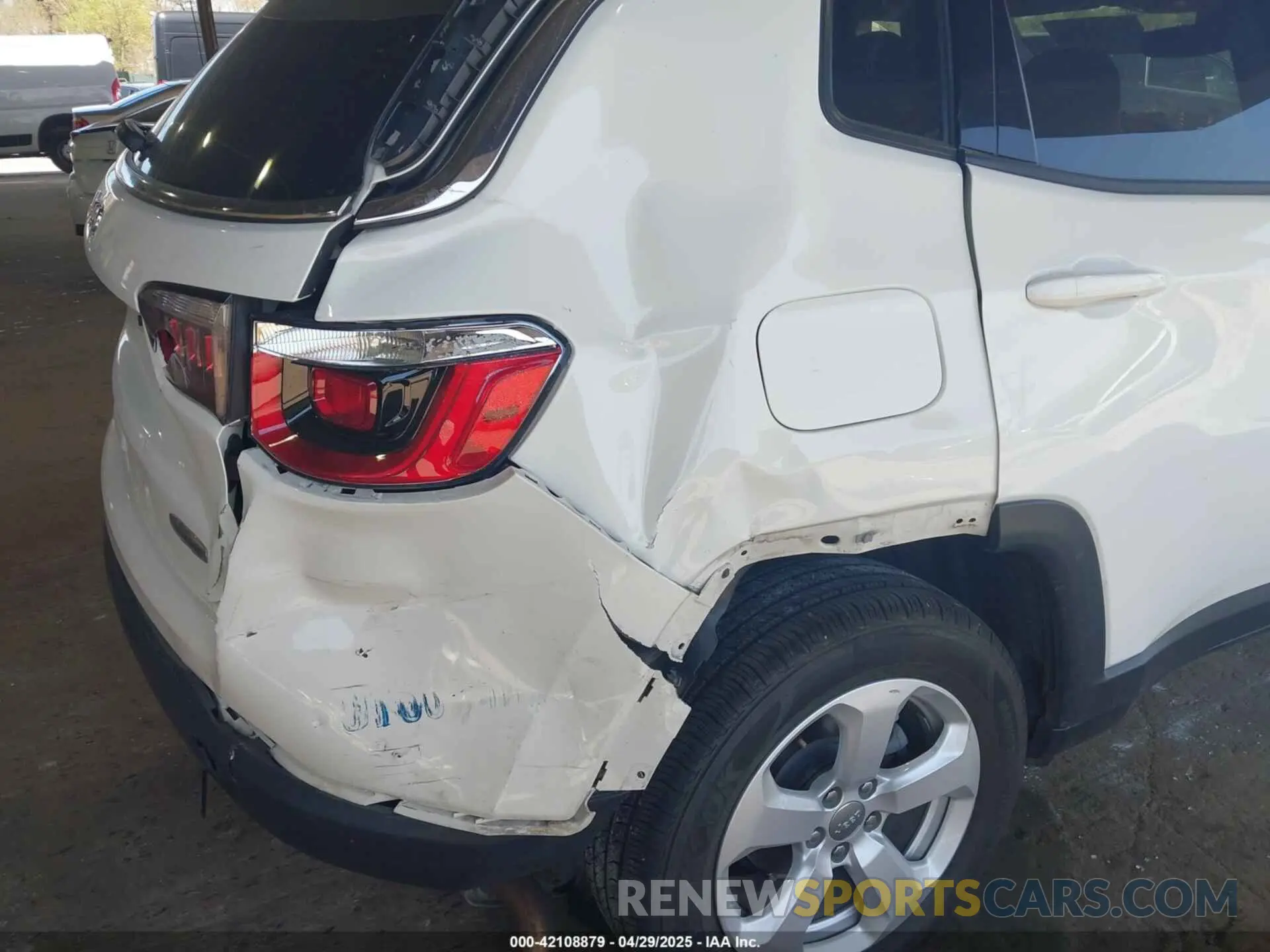 6 Photograph of a damaged car 3C4NJDBB3KT654263 JEEP COMPASS 2019