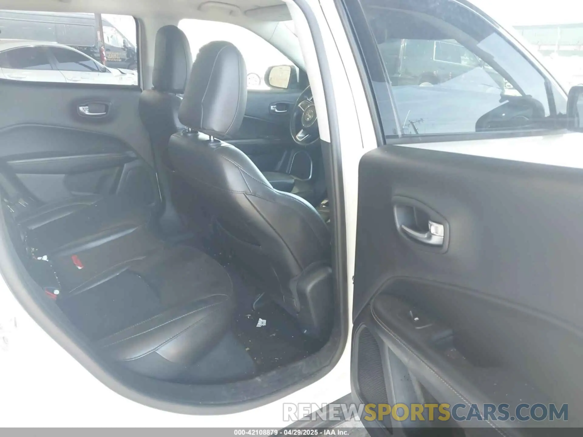 8 Photograph of a damaged car 3C4NJDBB3KT654263 JEEP COMPASS 2019