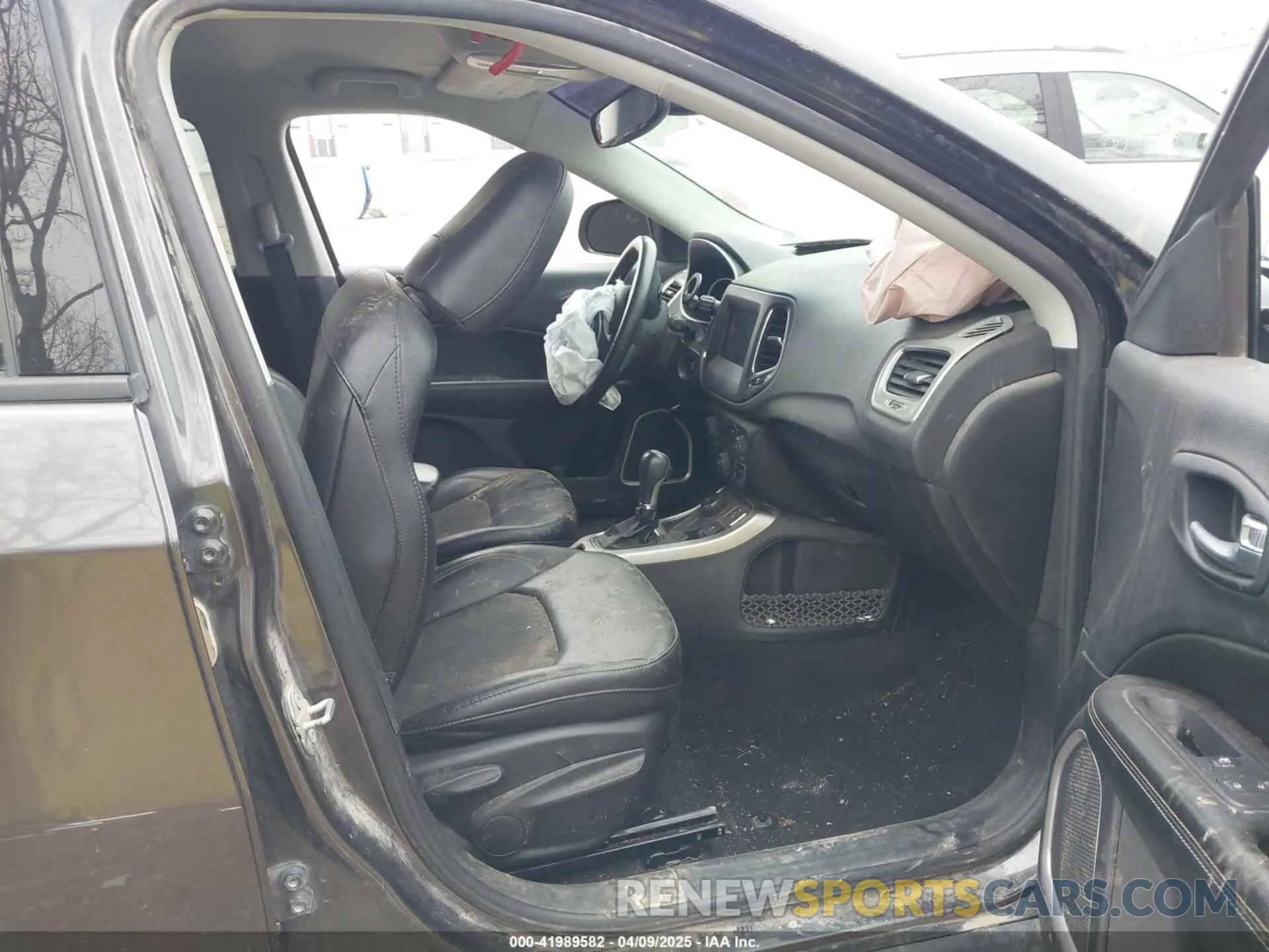 5 Photograph of a damaged car 3C4NJDBB3KT729012 JEEP COMPASS 2019