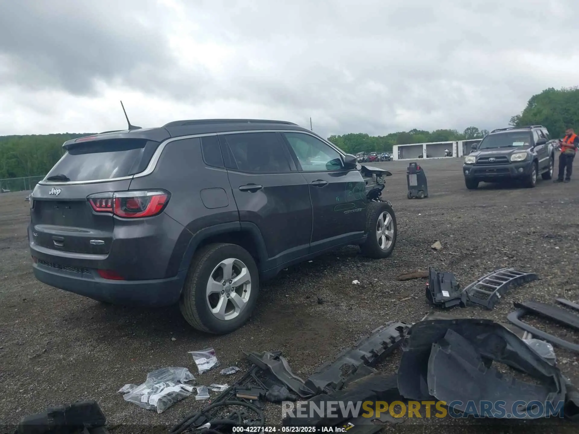 4 Photograph of a damaged car 3C4NJDBB3KT741841 JEEP COMPASS 2019