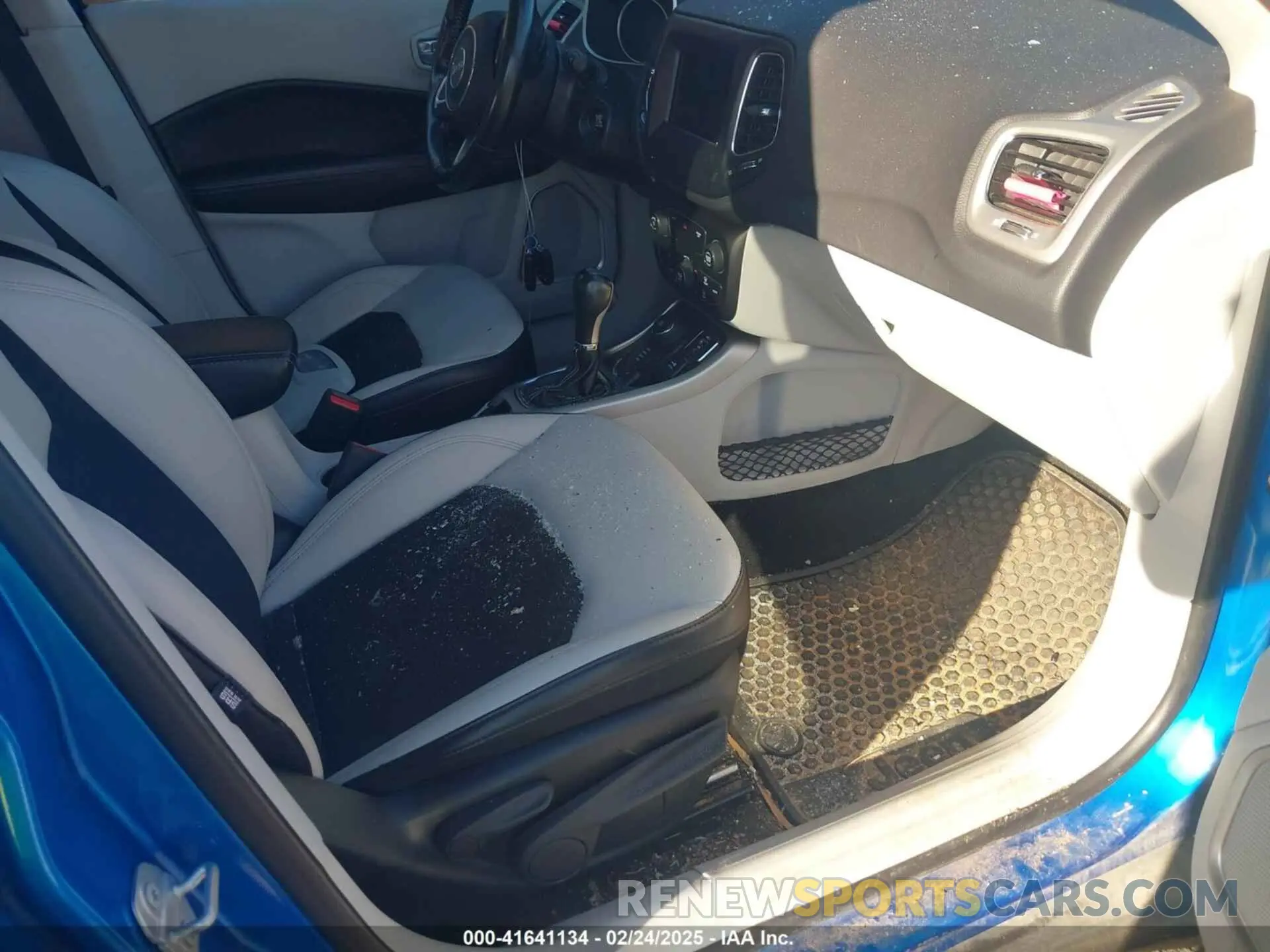 5 Photograph of a damaged car 3C4NJDBB3KT806932 JEEP COMPASS 2019