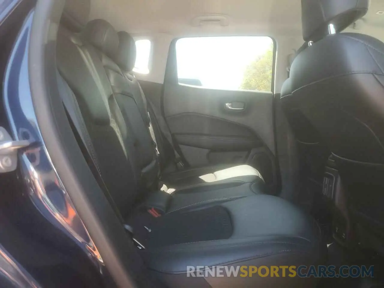 10 Photograph of a damaged car 3C4NJDBB4KT629291 JEEP COMPASS 2019