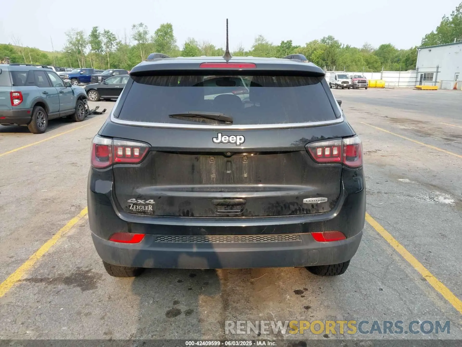 17 Photograph of a damaged car 3C4NJDBB4KT653493 JEEP COMPASS 2019