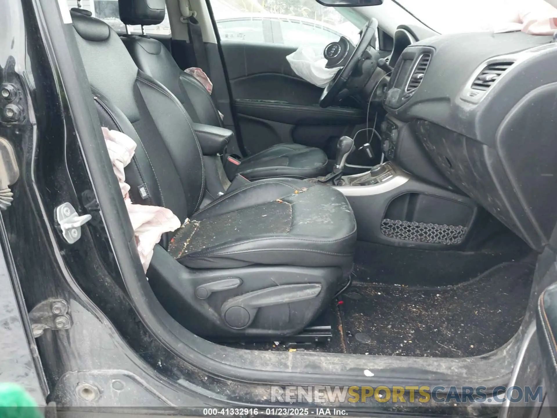 5 Photograph of a damaged car 3C4NJDBB4KT670309 JEEP COMPASS 2019