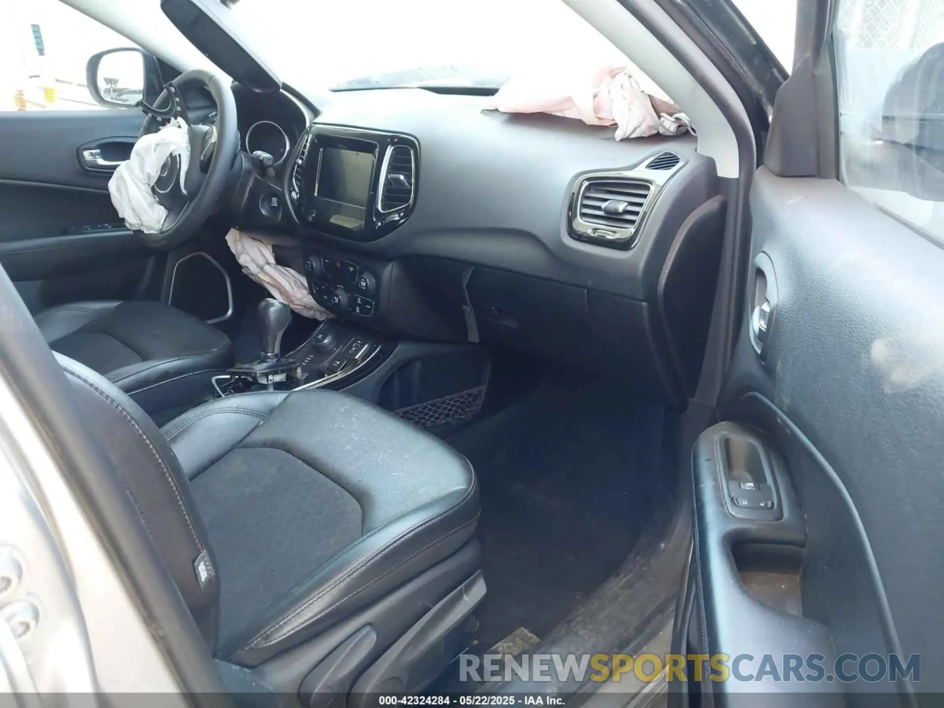 5 Photograph of a damaged car 3C4NJDBB4KT754484 JEEP COMPASS 2019