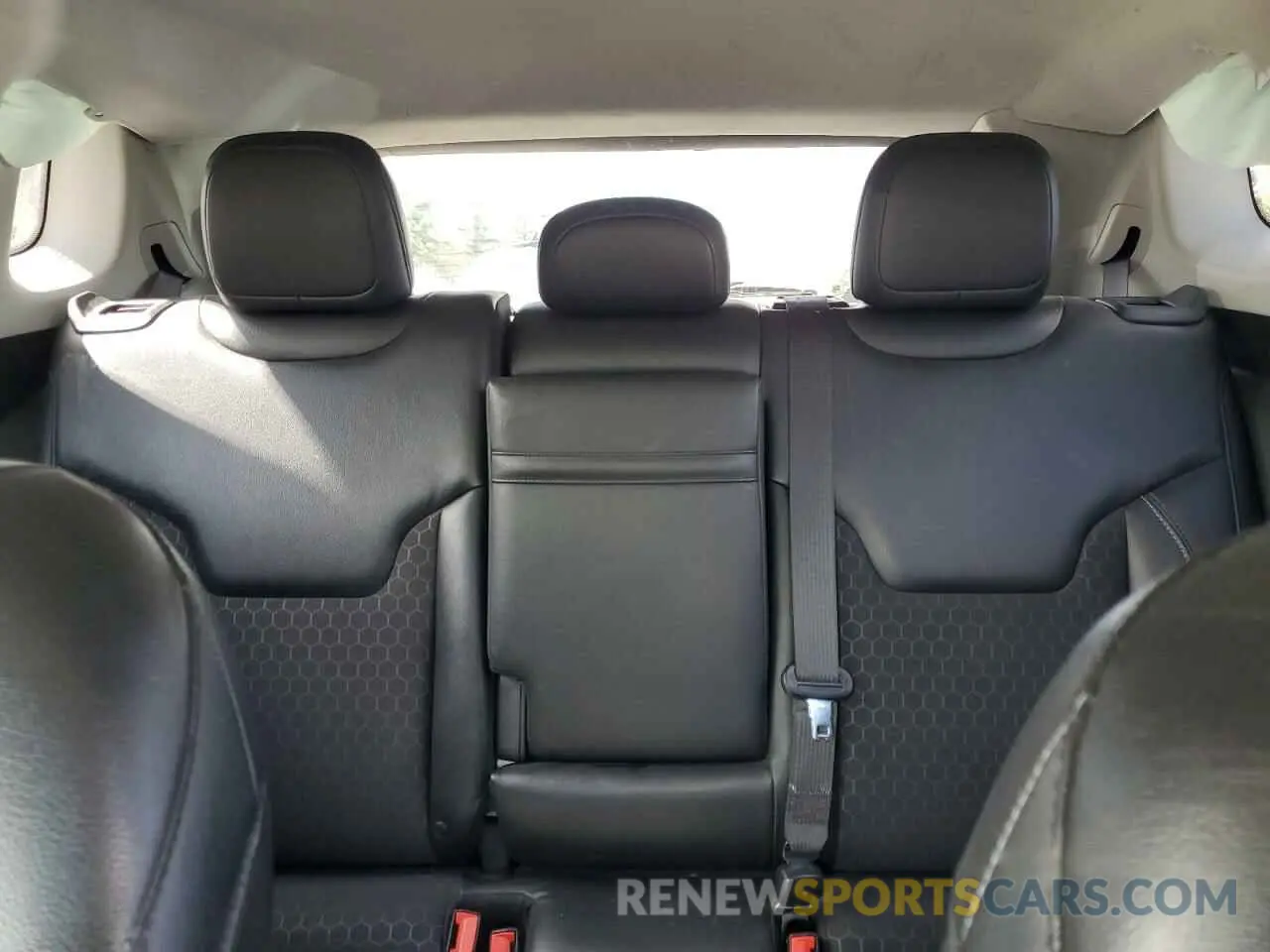 10 Photograph of a damaged car 3C4NJDBB5KT593286 JEEP COMPASS 2019