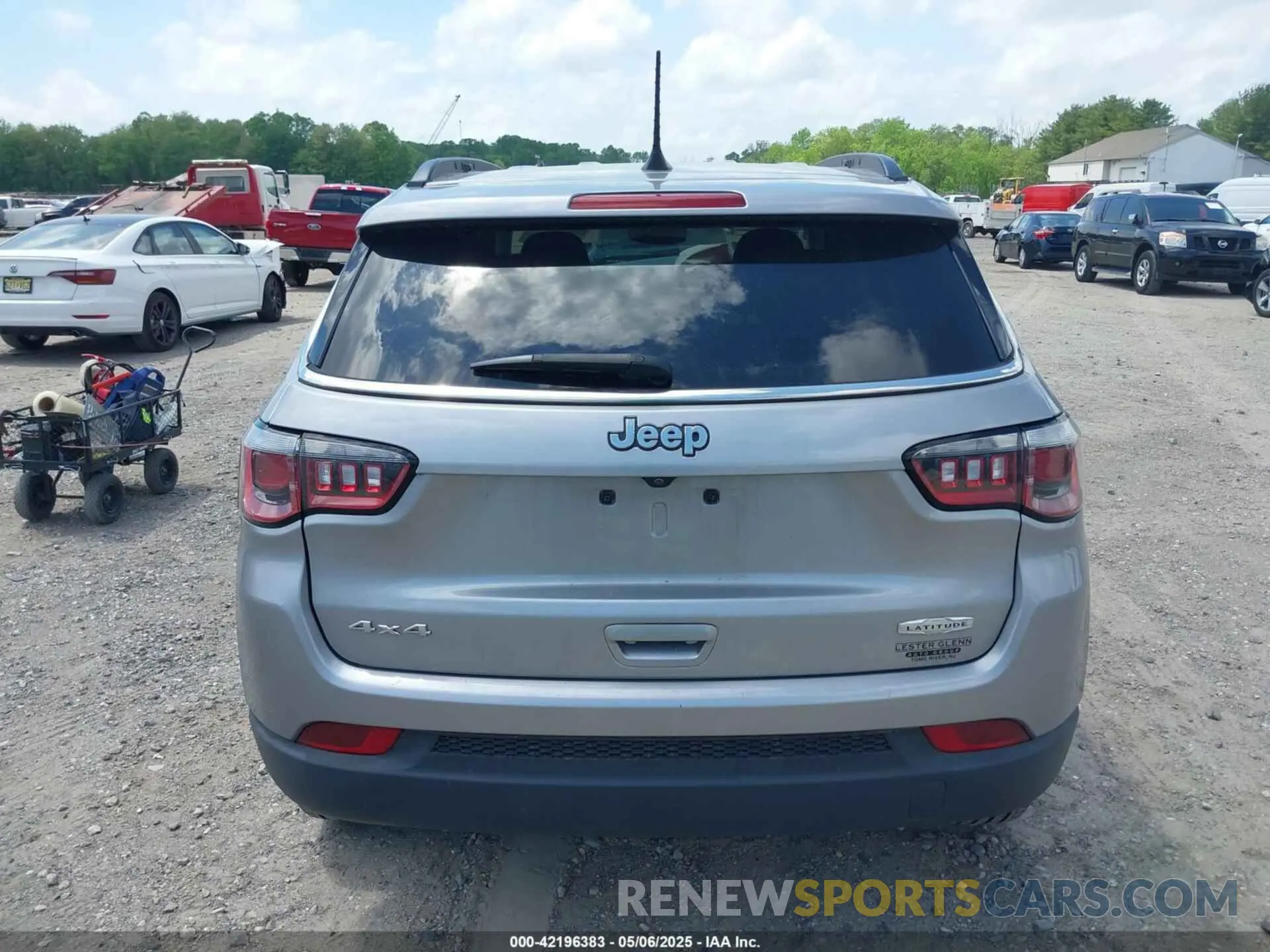17 Photograph of a damaged car 3C4NJDBB6KT657190 JEEP COMPASS 2019