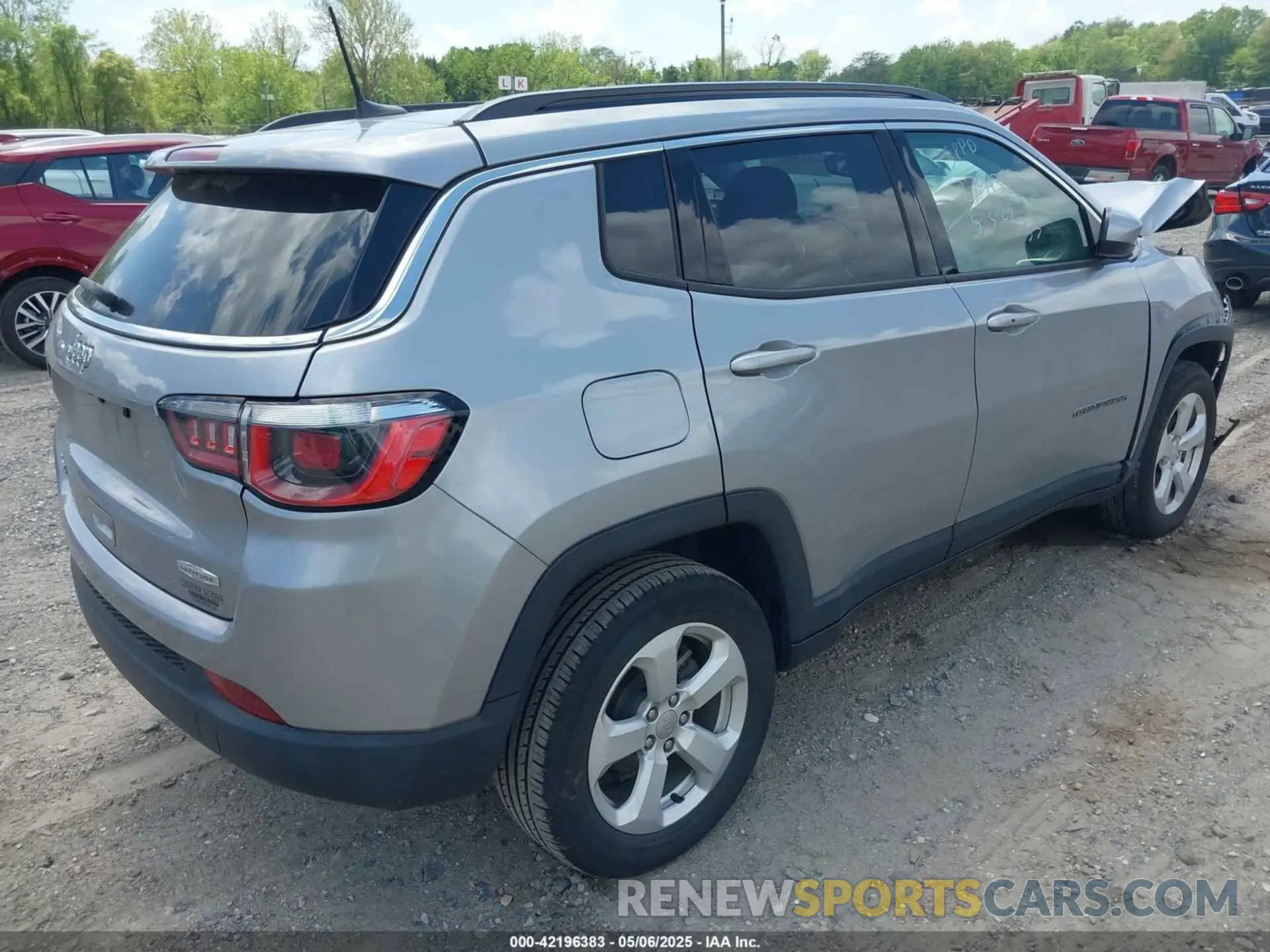 4 Photograph of a damaged car 3C4NJDBB6KT657190 JEEP COMPASS 2019