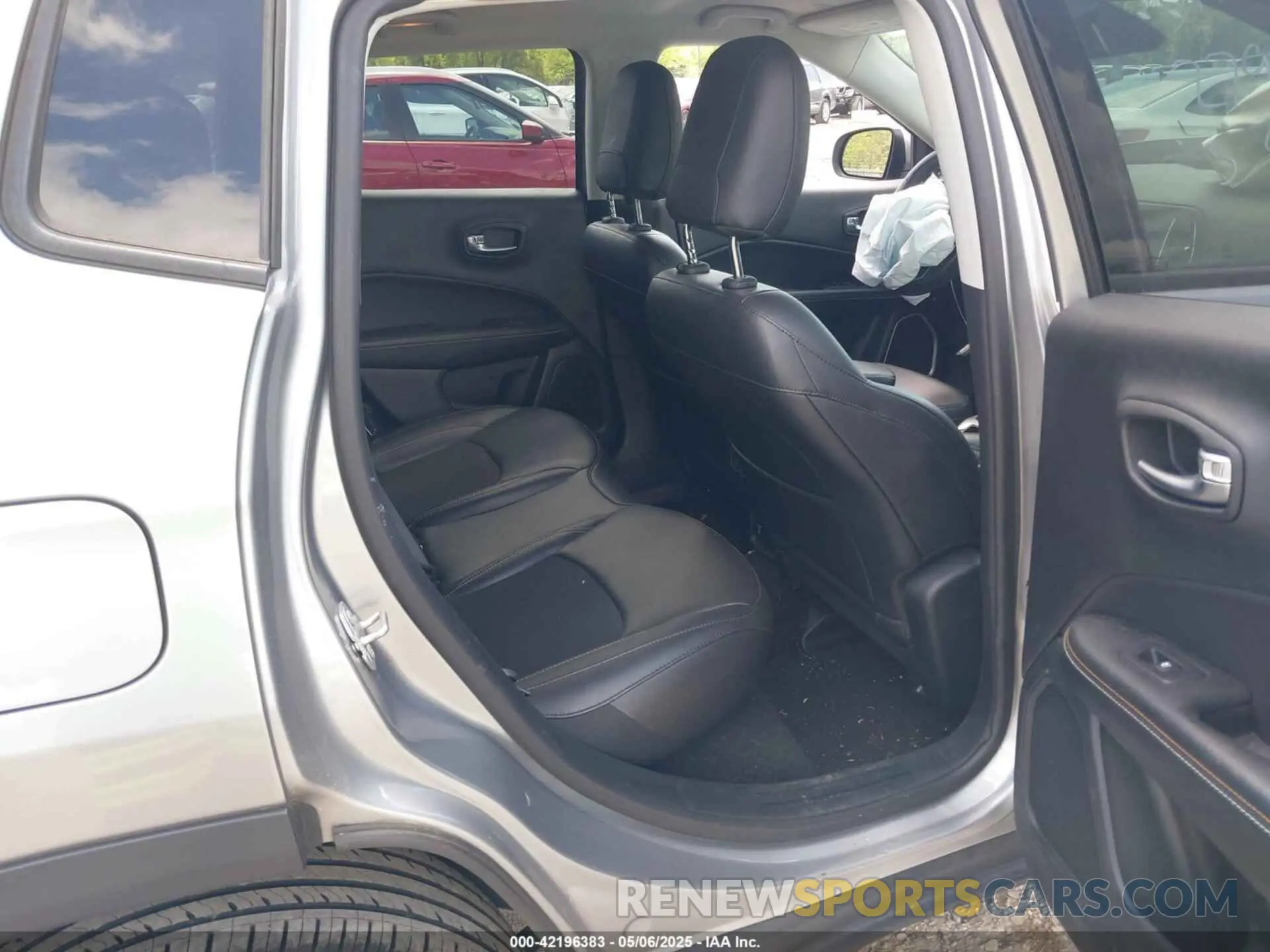 8 Photograph of a damaged car 3C4NJDBB6KT657190 JEEP COMPASS 2019