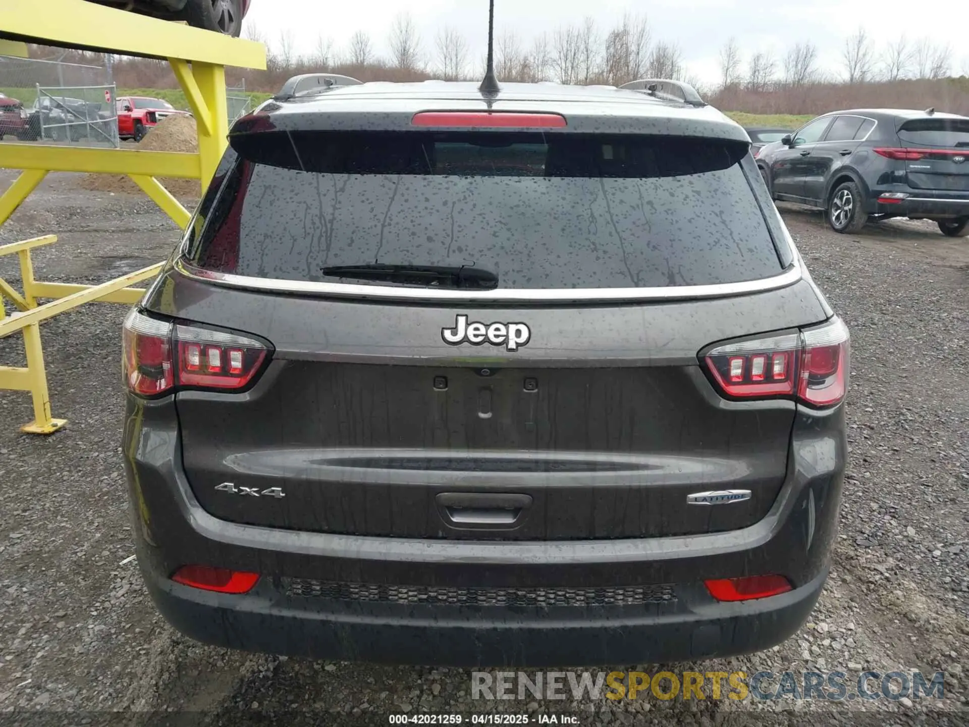 17 Photograph of a damaged car 3C4NJDBB6KT682719 JEEP COMPASS 2019