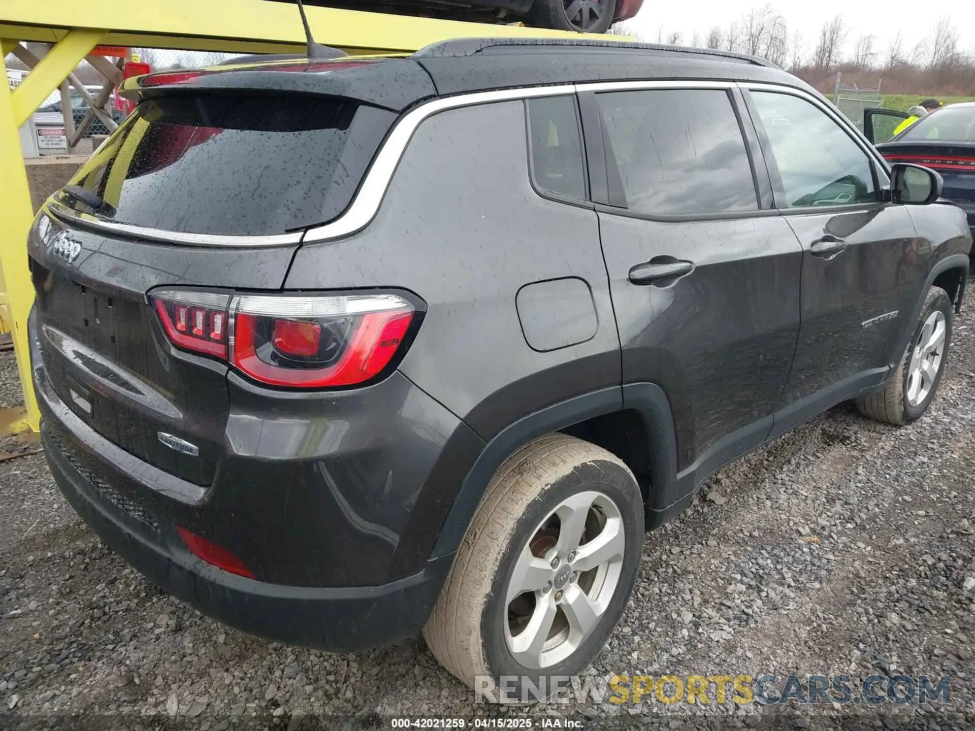 4 Photograph of a damaged car 3C4NJDBB6KT682719 JEEP COMPASS 2019