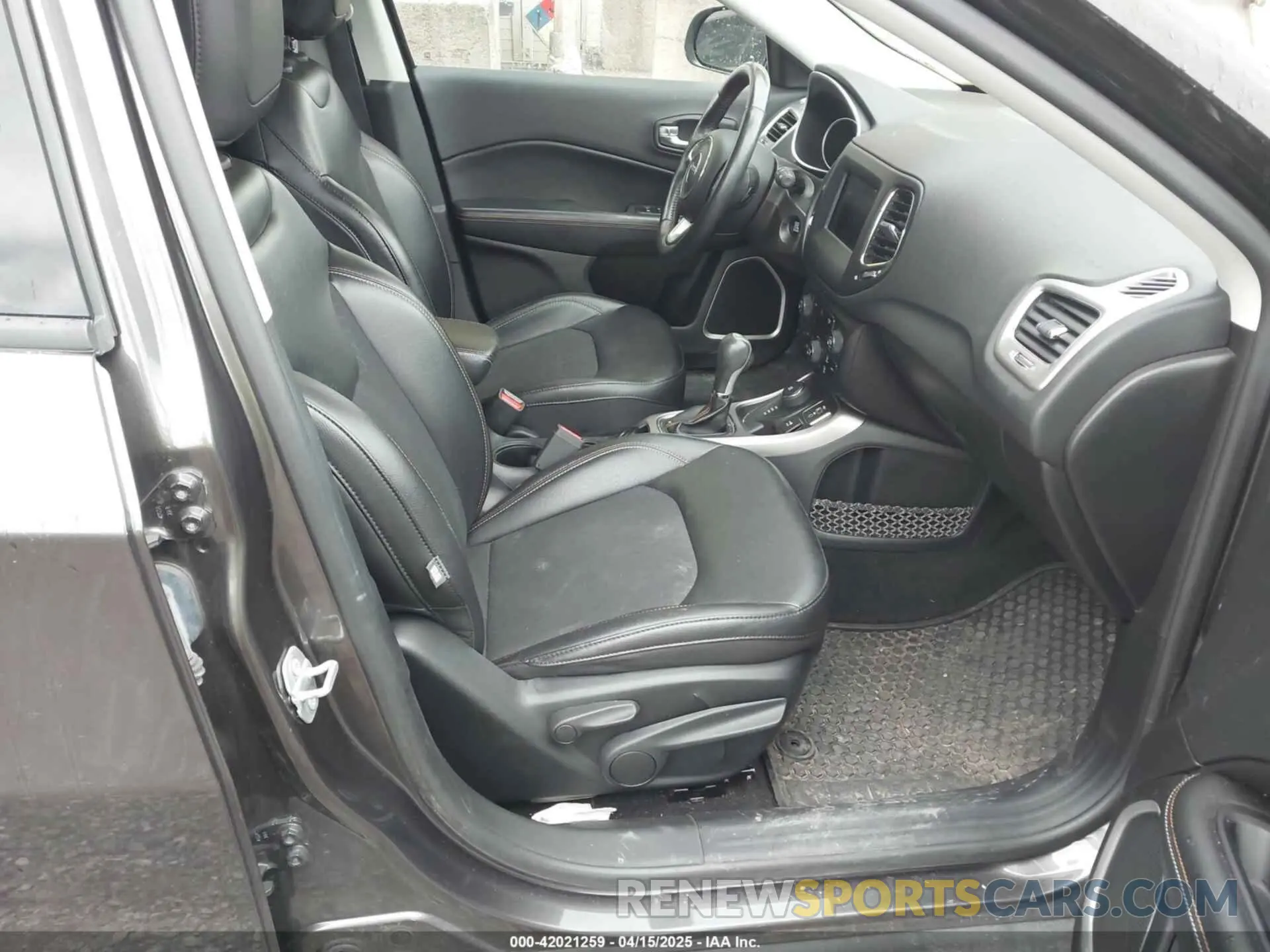 5 Photograph of a damaged car 3C4NJDBB6KT682719 JEEP COMPASS 2019