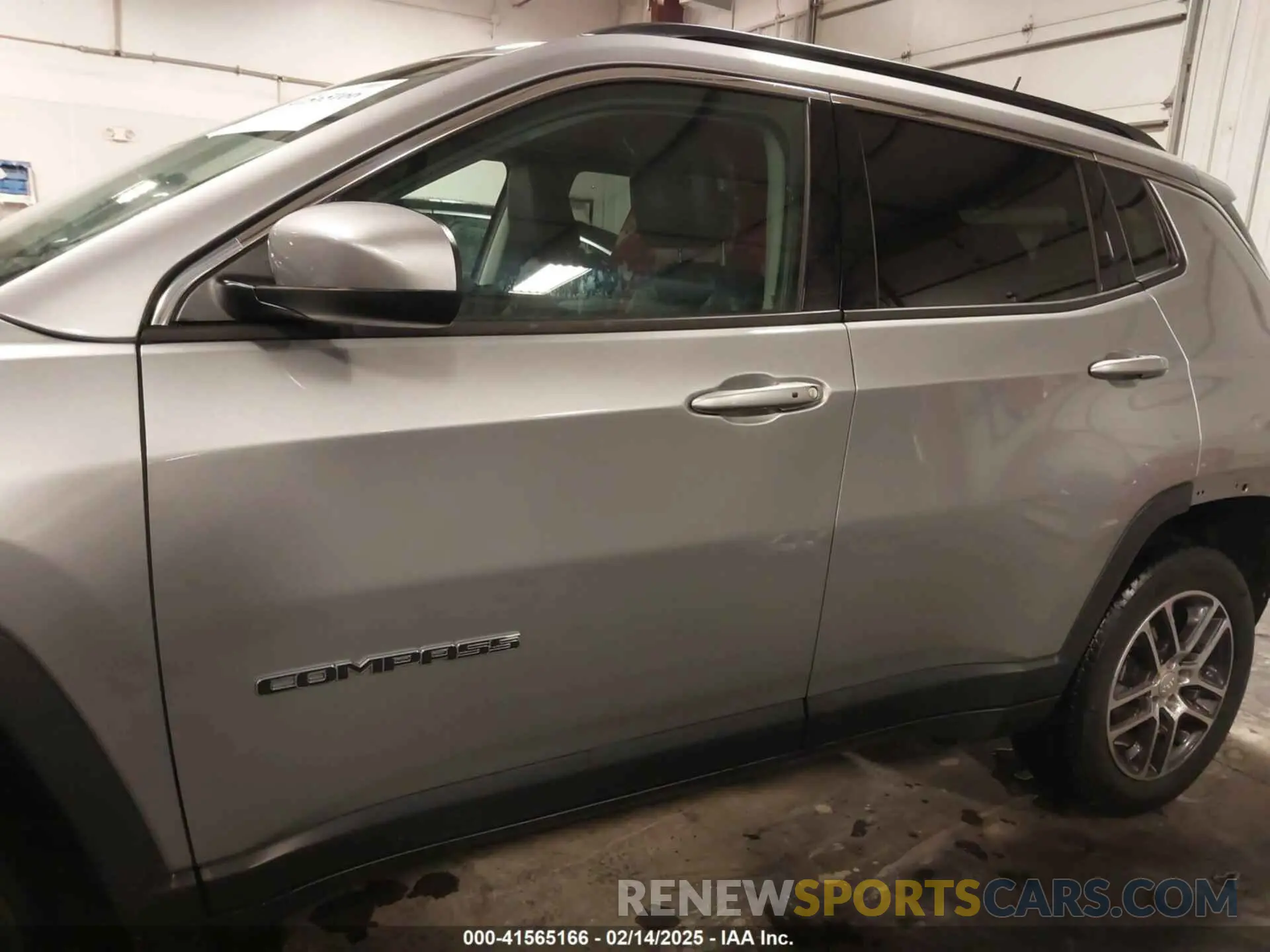 15 Photograph of a damaged car 3C4NJDBB6KT812711 JEEP COMPASS 2019