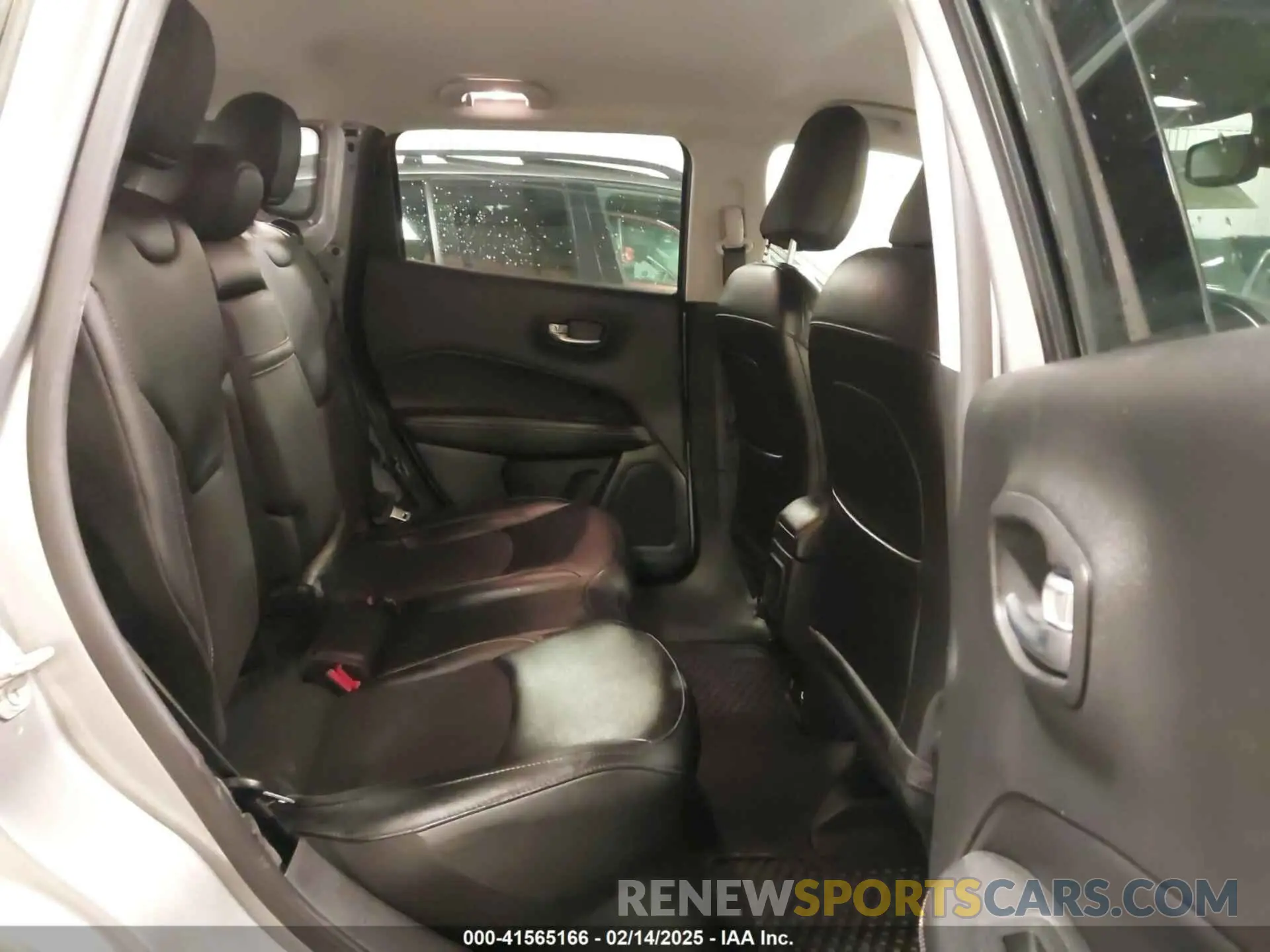 8 Photograph of a damaged car 3C4NJDBB6KT812711 JEEP COMPASS 2019