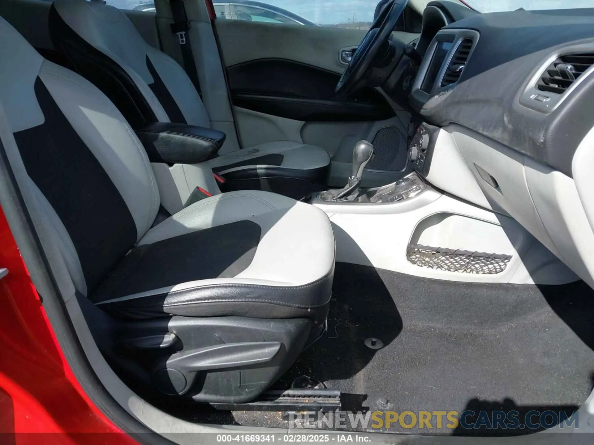 5 Photograph of a damaged car 3C4NJDBB7KT828772 JEEP COMPASS 2019