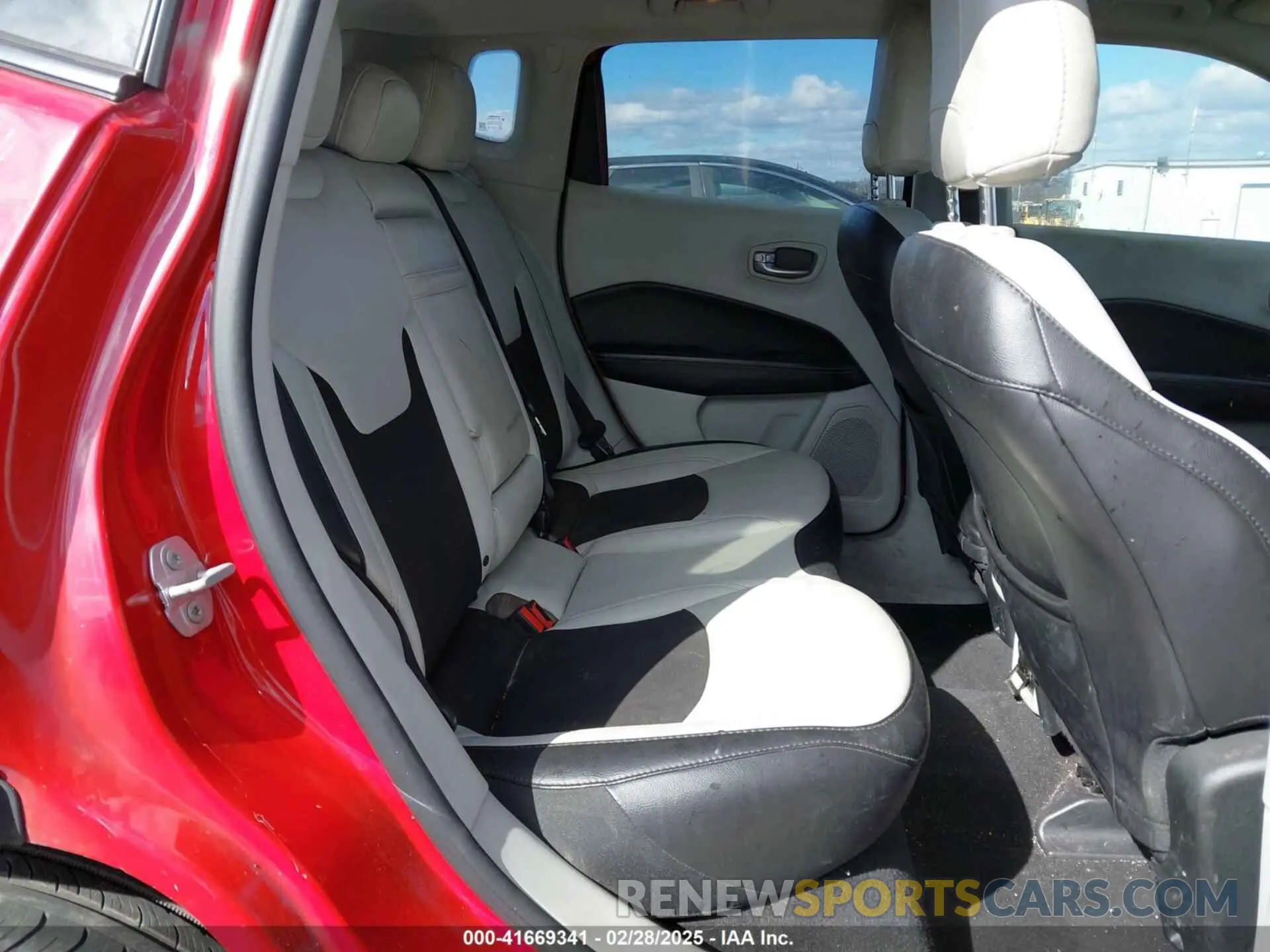 8 Photograph of a damaged car 3C4NJDBB7KT828772 JEEP COMPASS 2019