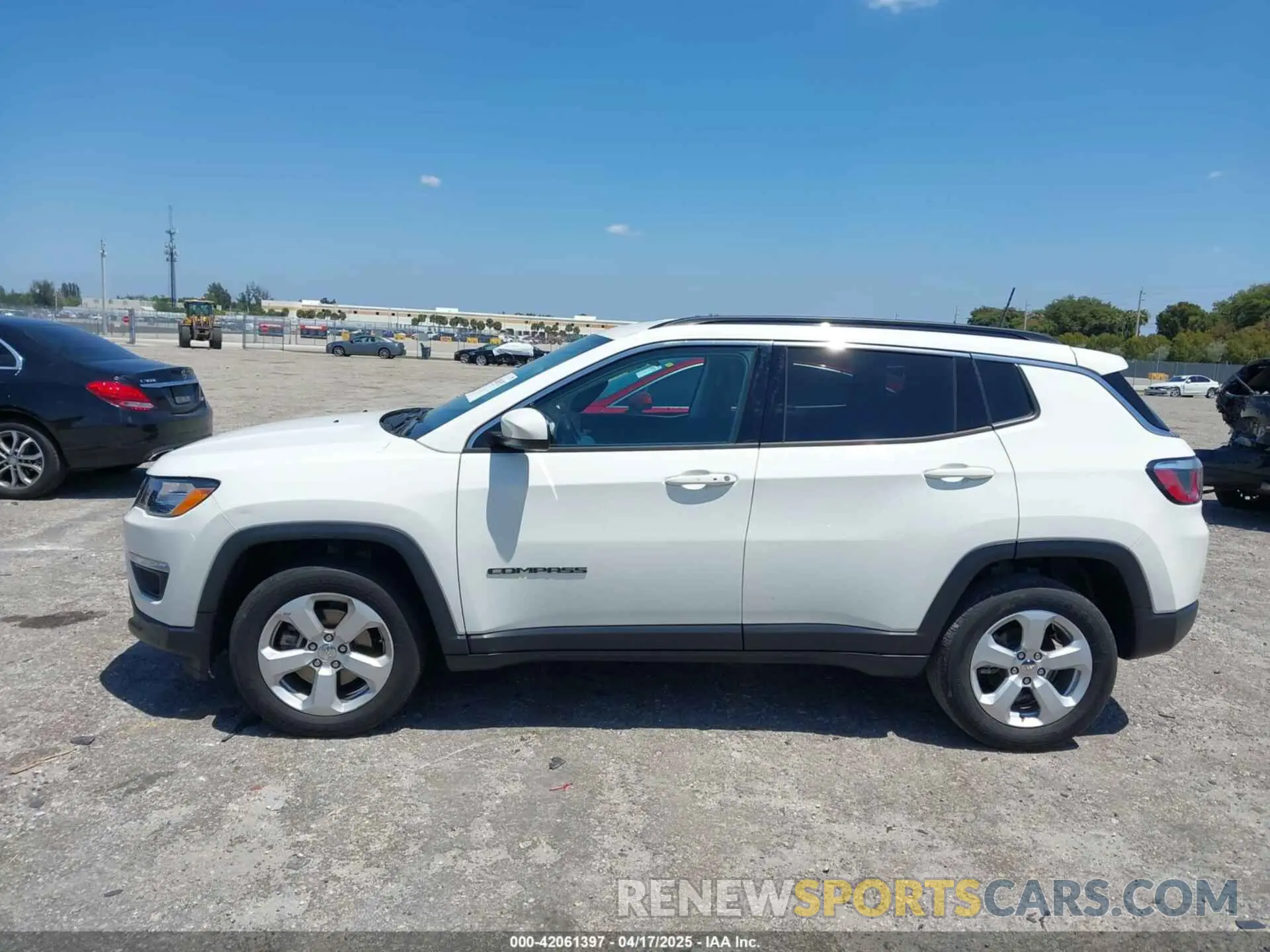 14 Photograph of a damaged car 3C4NJDBB8KT847766 JEEP COMPASS 2019