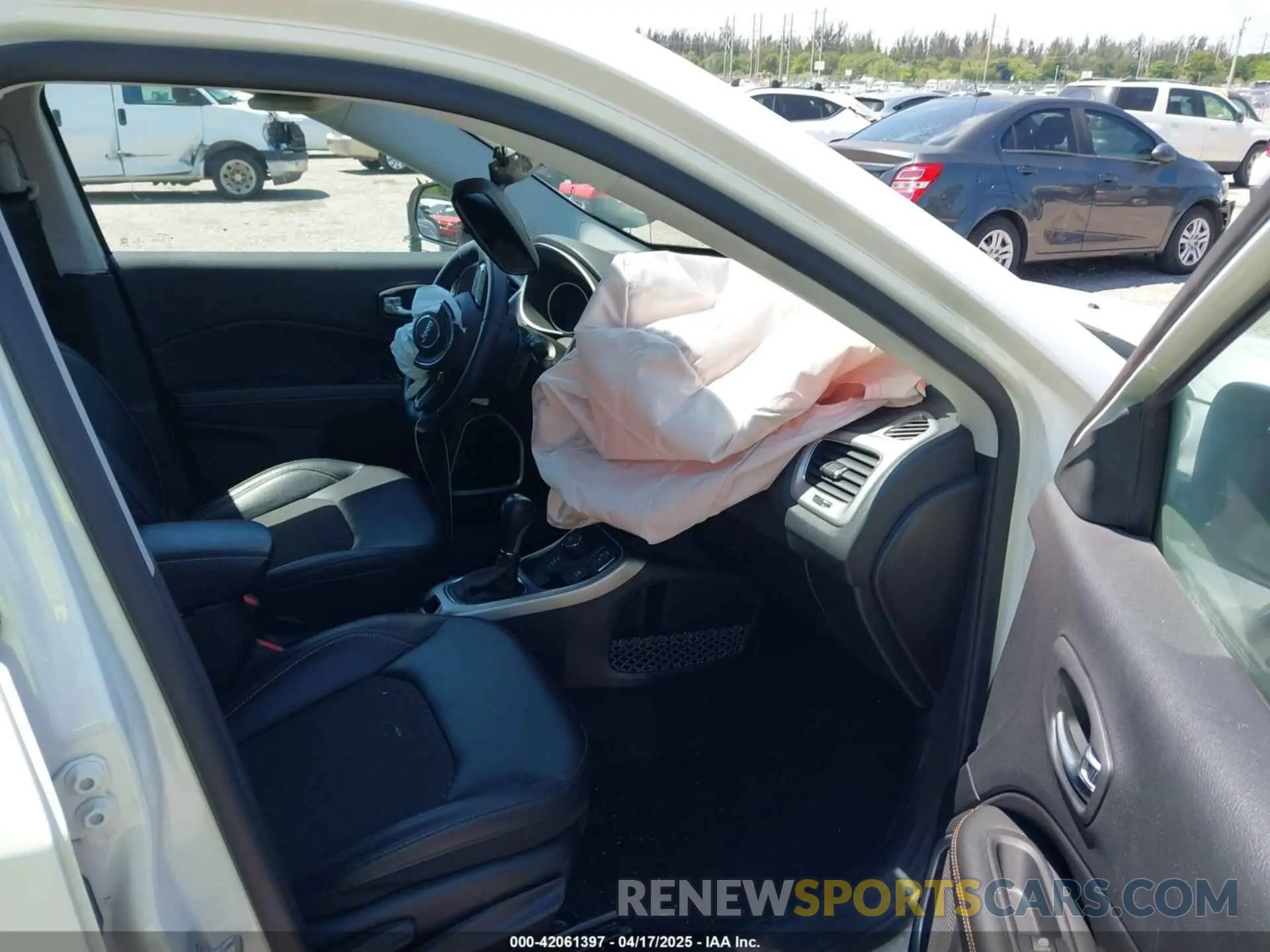 5 Photograph of a damaged car 3C4NJDBB8KT847766 JEEP COMPASS 2019
