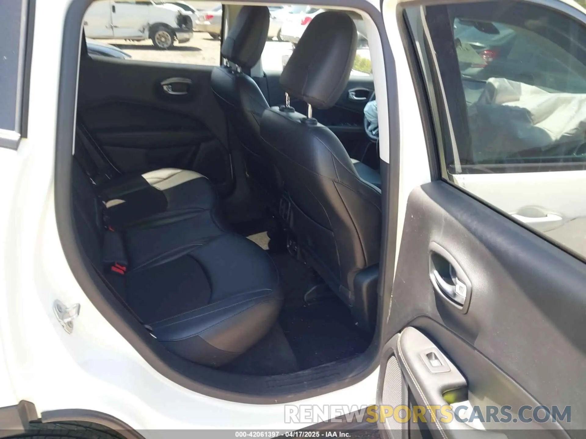 8 Photograph of a damaged car 3C4NJDBB8KT847766 JEEP COMPASS 2019