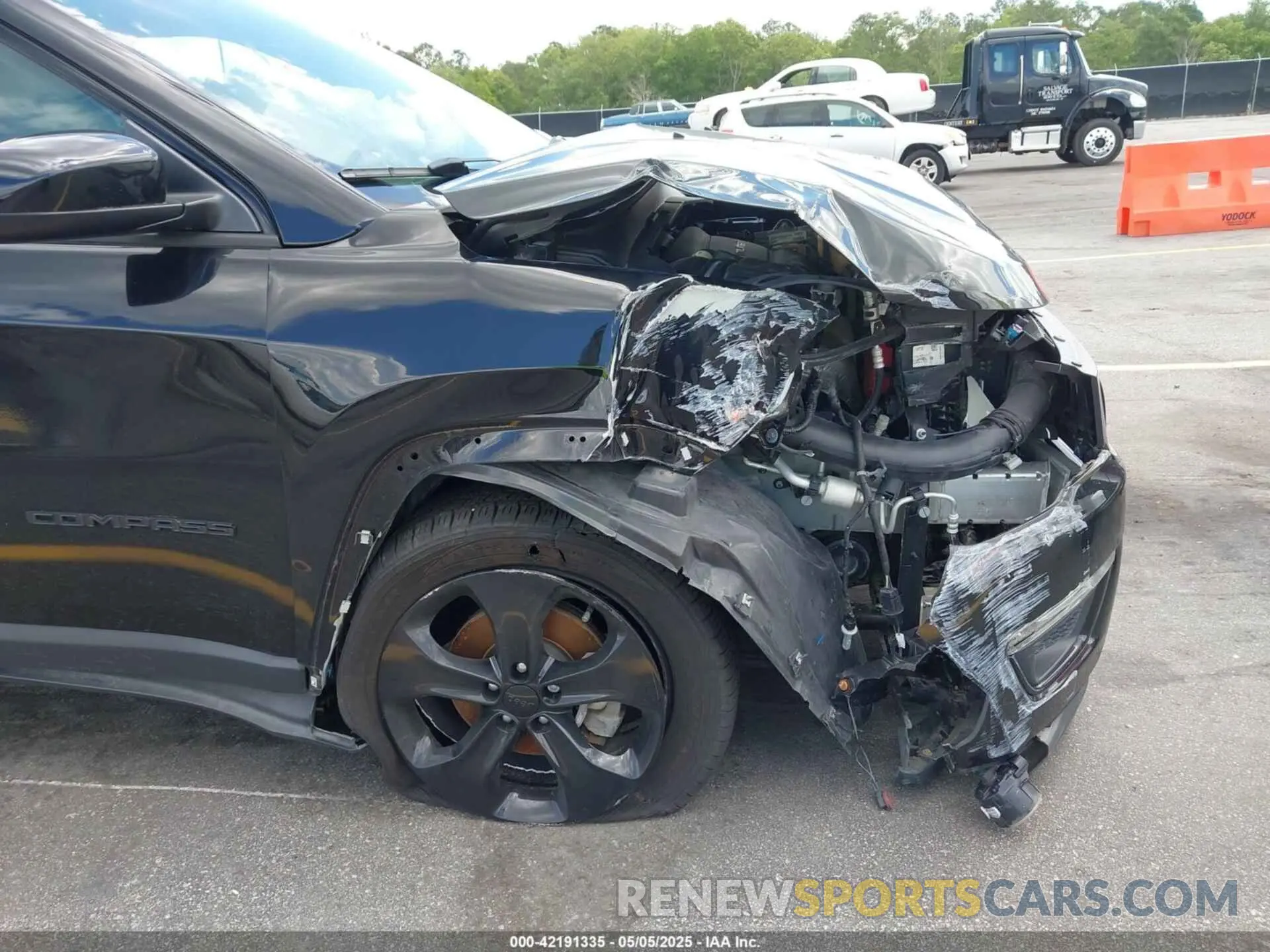 18 Photograph of a damaged car 3C4NJDBB9KT601373 JEEP COMPASS 2019