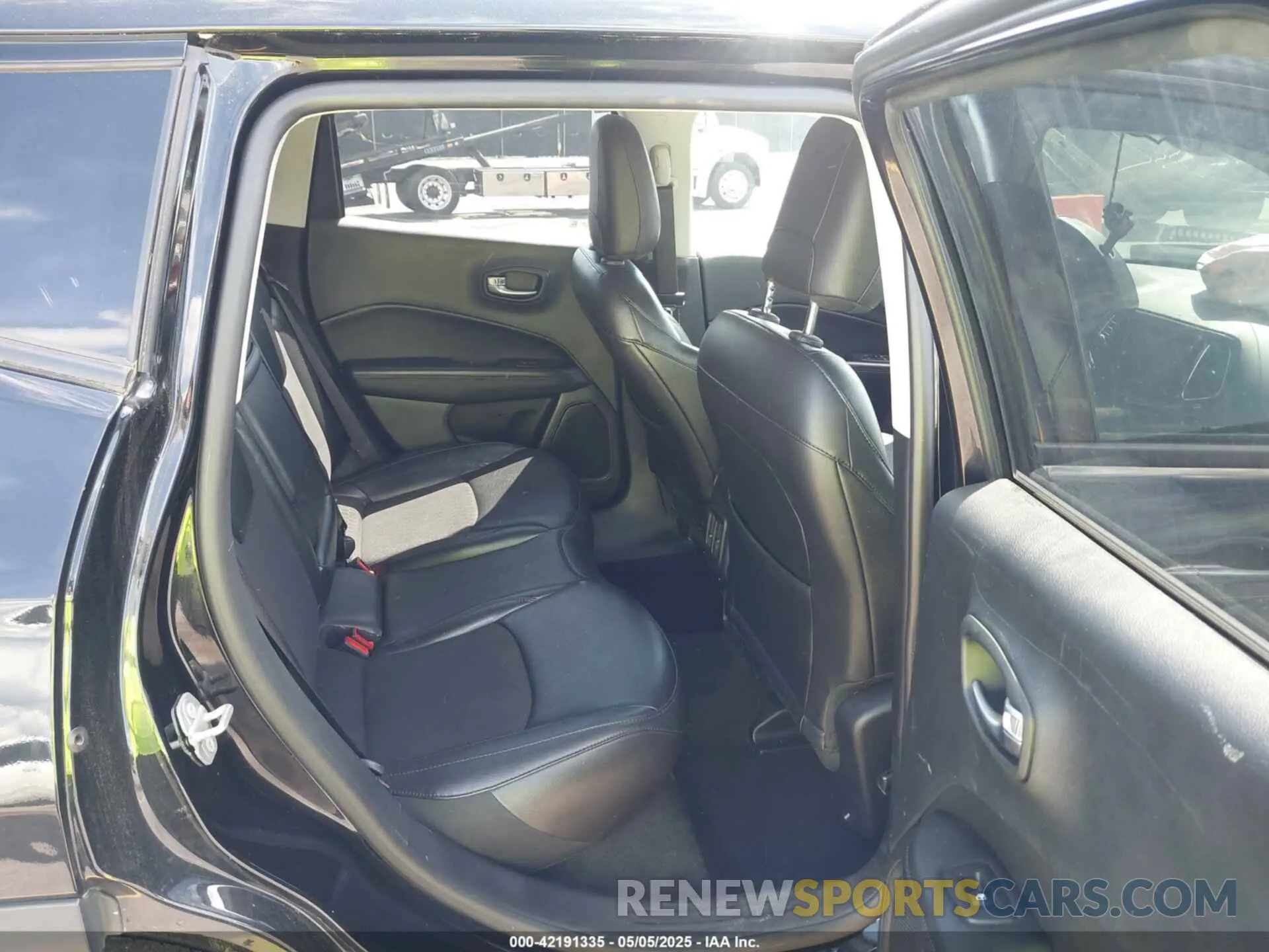8 Photograph of a damaged car 3C4NJDBB9KT601373 JEEP COMPASS 2019