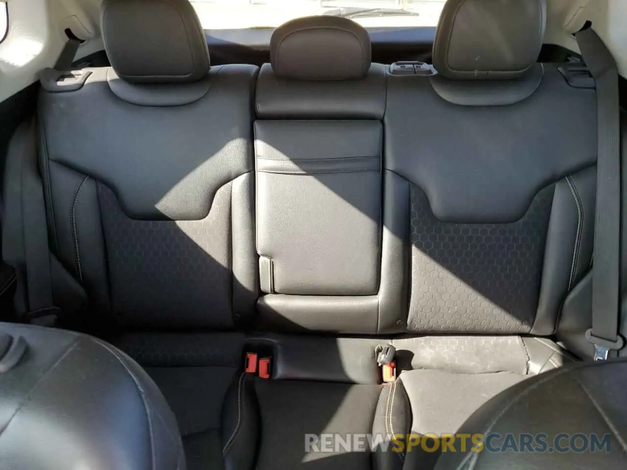 10 Photograph of a damaged car 3C4NJDBB9KT665820 JEEP COMPASS 2019