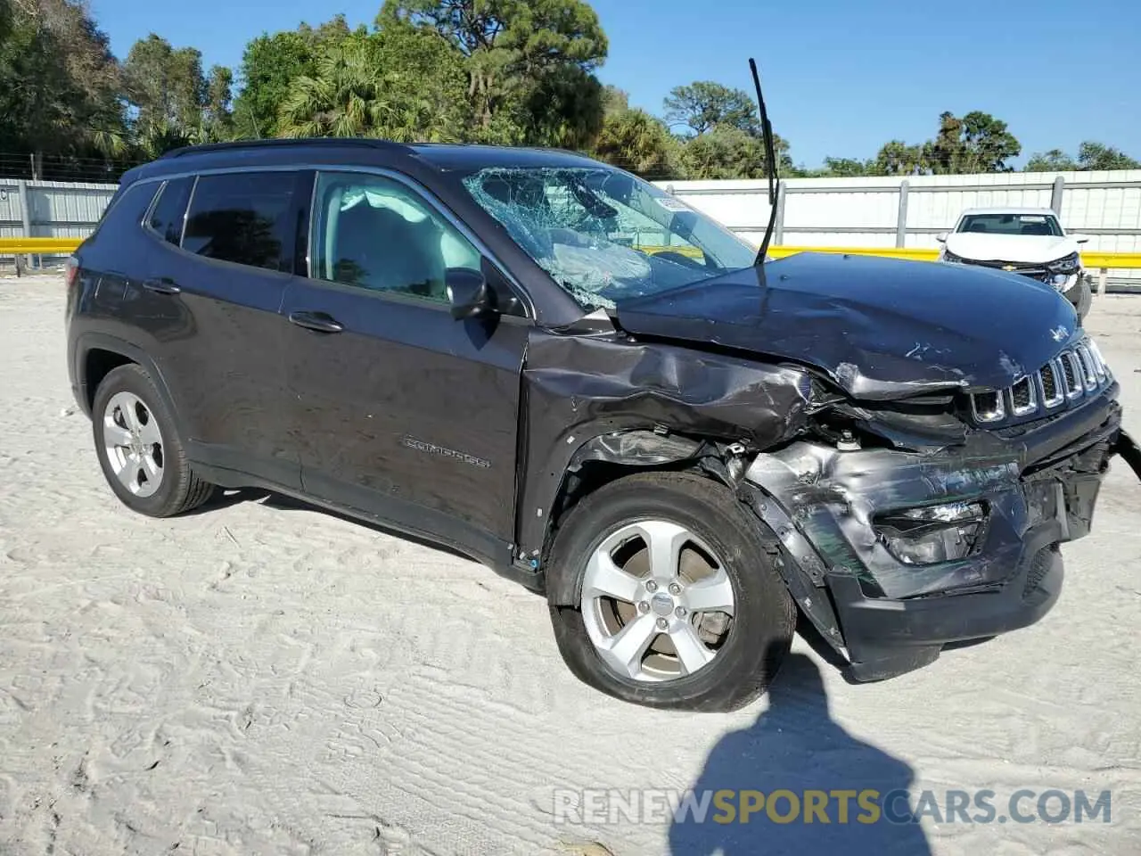 4 Photograph of a damaged car 3C4NJDBB9KT665820 JEEP COMPASS 2019