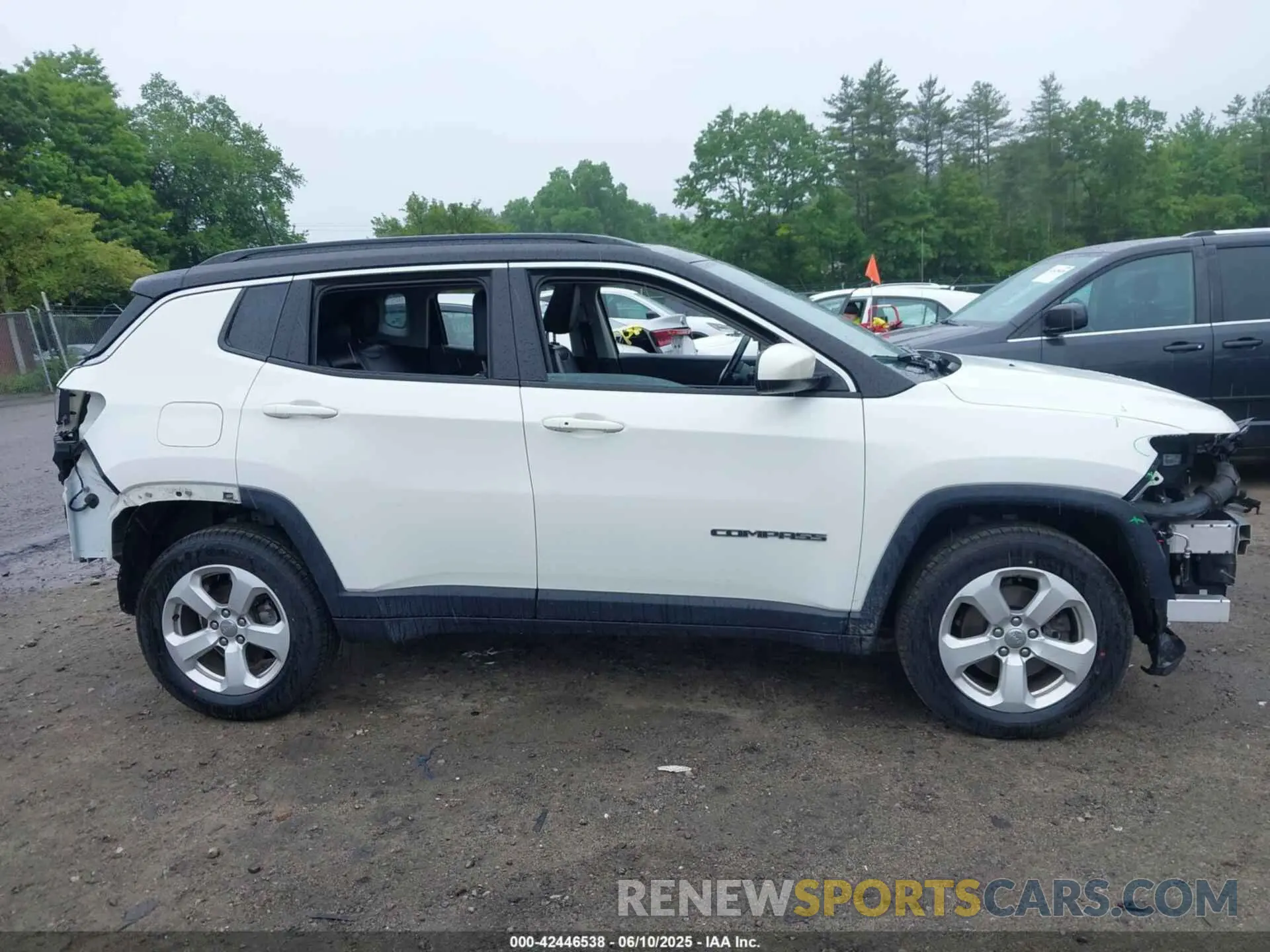 14 Photograph of a damaged car 3C4NJDBB9KT834332 JEEP COMPASS 2019