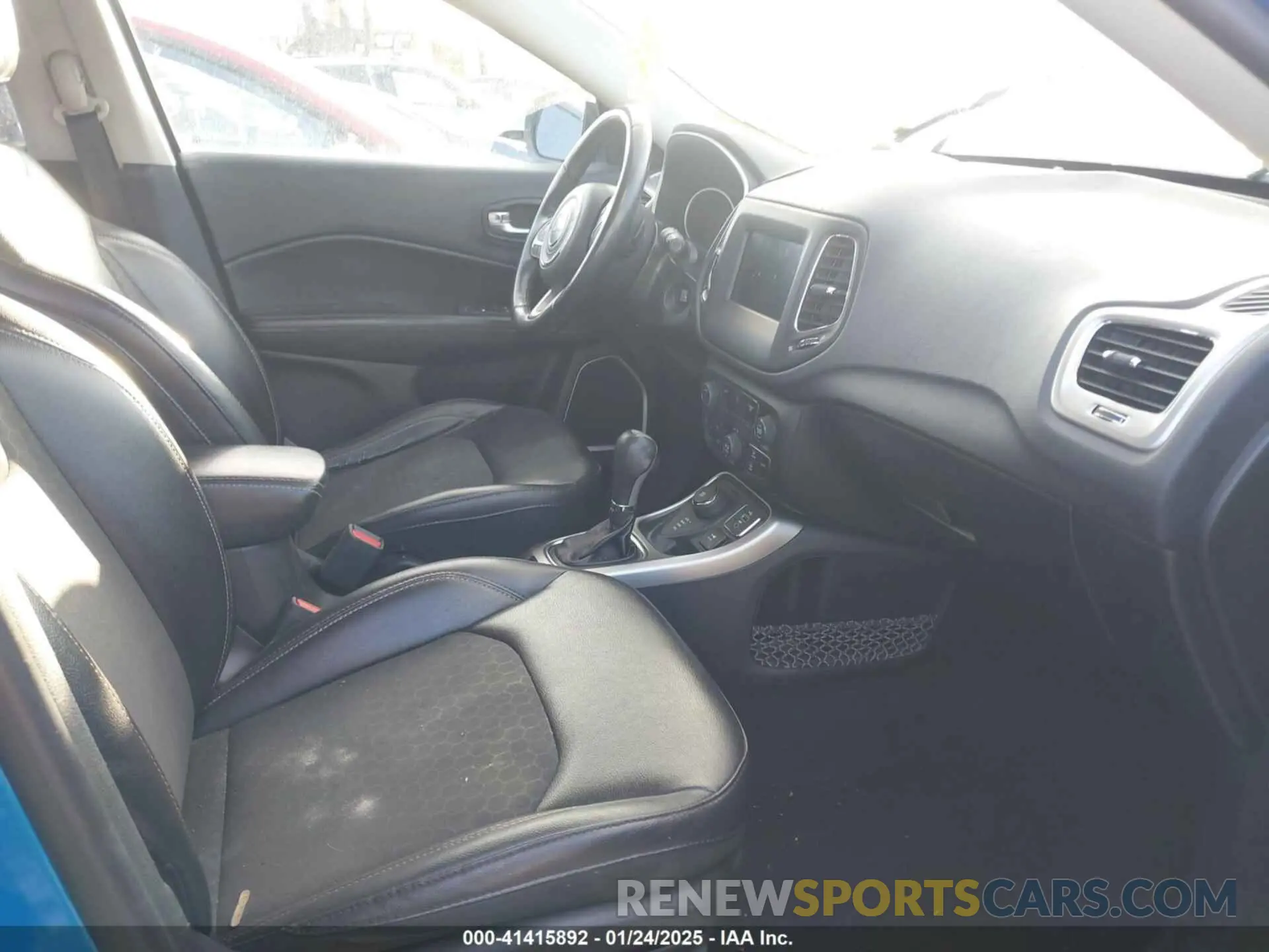 5 Photograph of a damaged car 3C4NJDBBXKT596958 JEEP COMPASS 2019