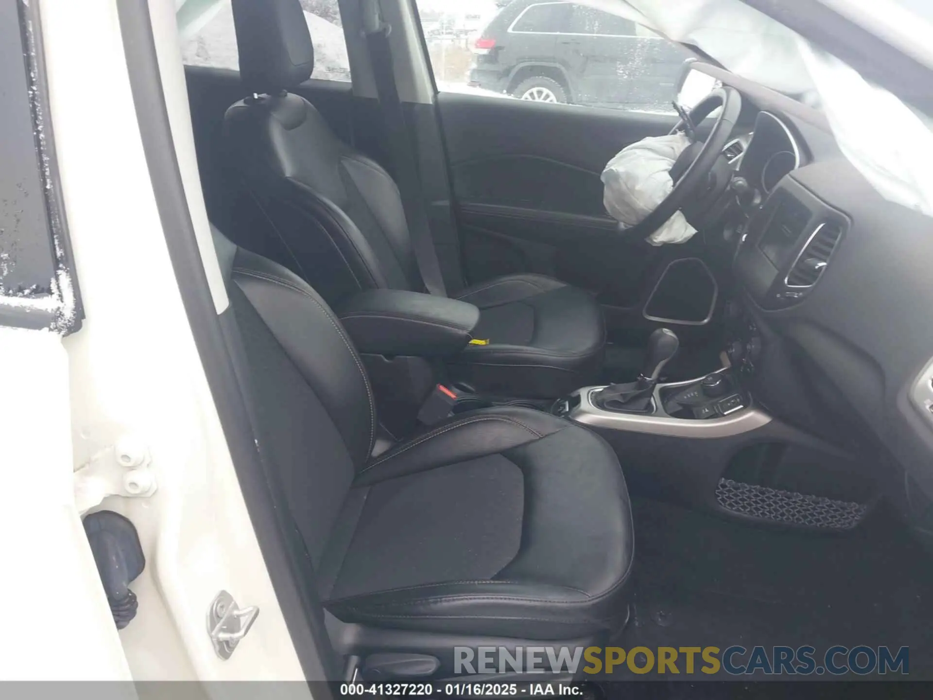 5 Photograph of a damaged car 3C4NJDBBXKT647665 JEEP COMPASS 2019