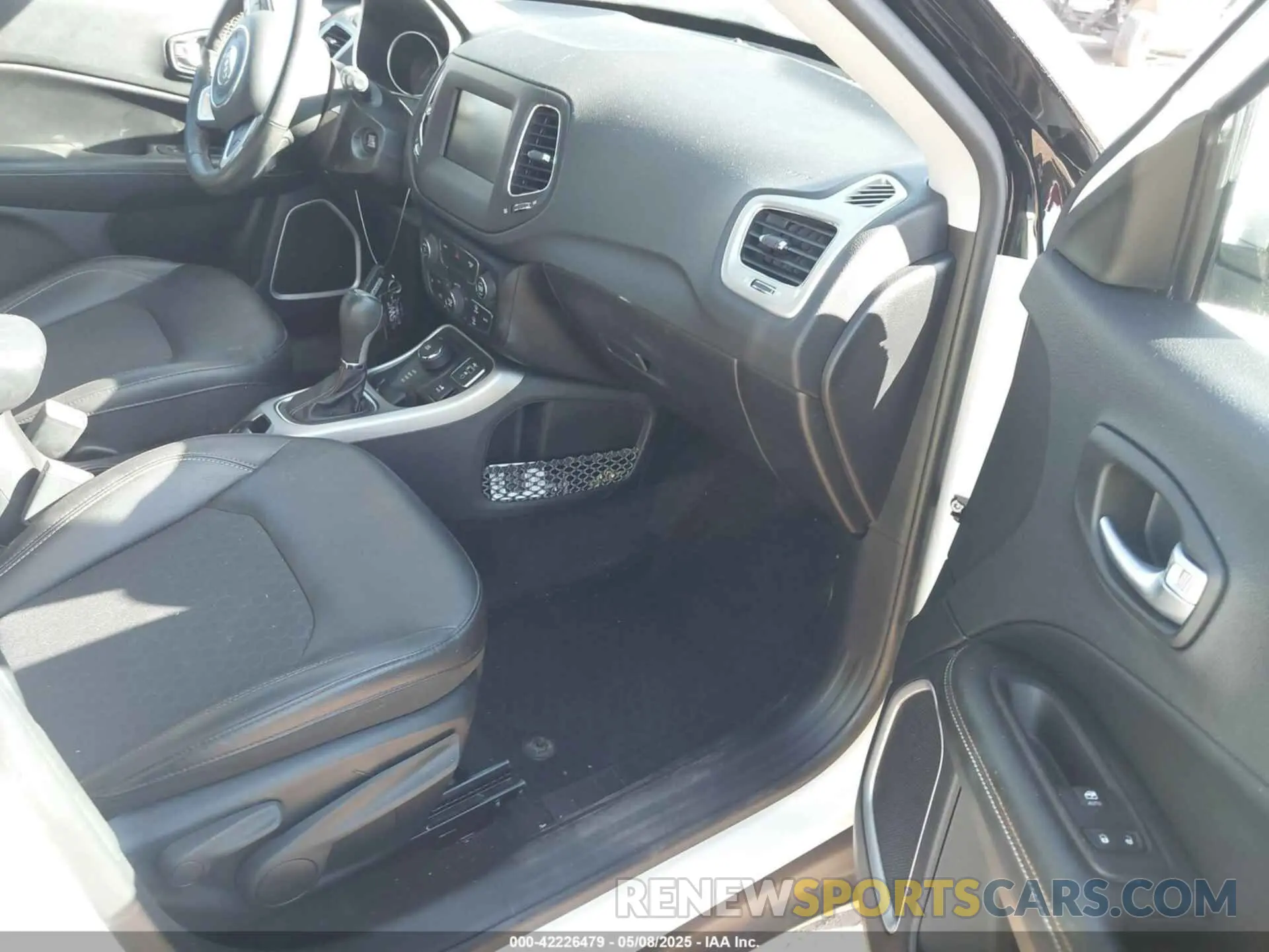 5 Photograph of a damaged car 3C4NJDBBXKT682870 JEEP COMPASS 2019