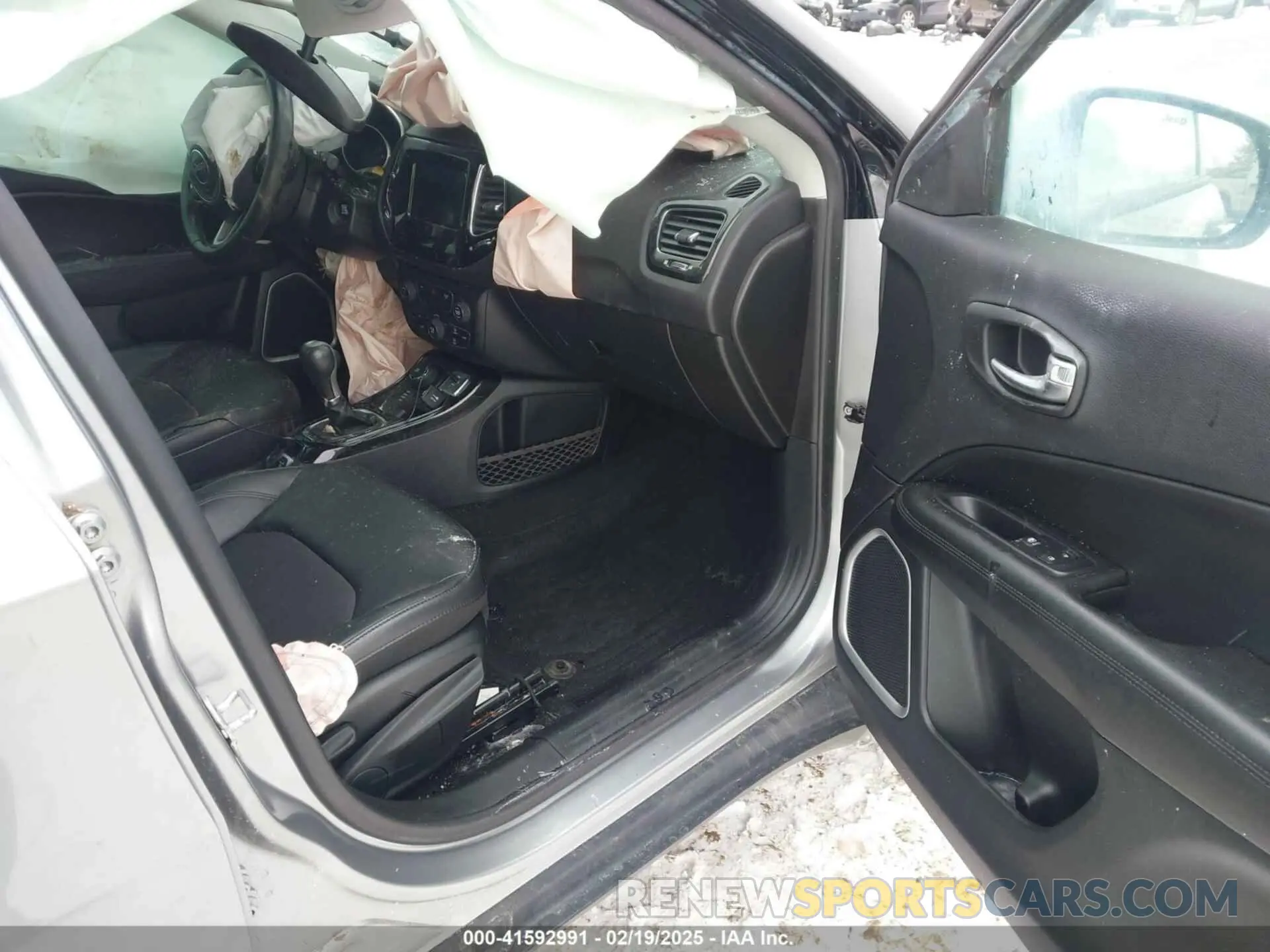 5 Photograph of a damaged car 3C4NJDBBXKT840382 JEEP COMPASS 2019