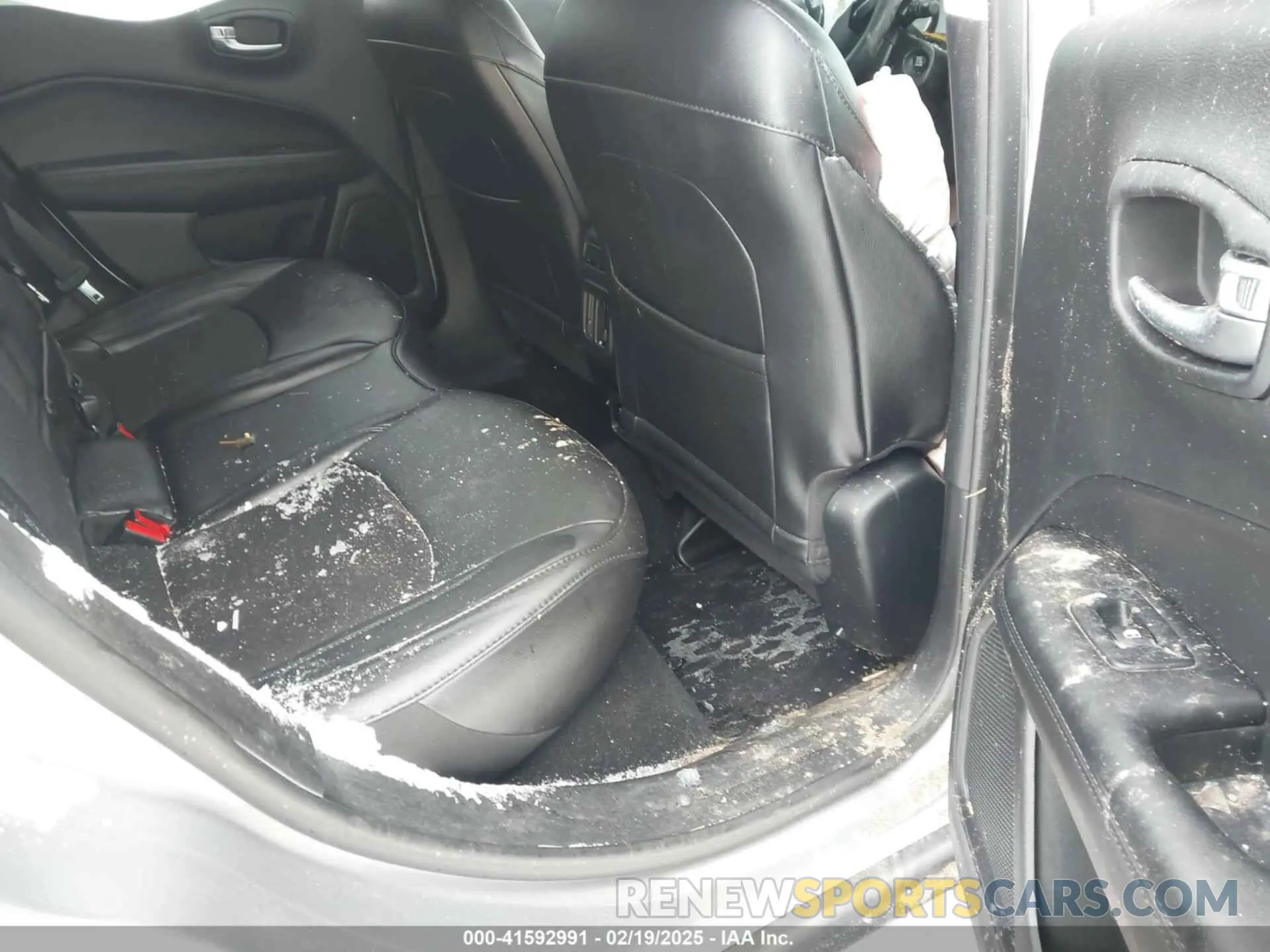 8 Photograph of a damaged car 3C4NJDBBXKT840382 JEEP COMPASS 2019