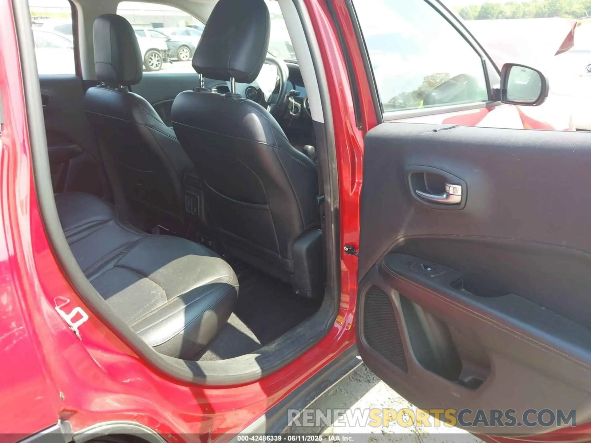 8 Photograph of a damaged car 3C4NJDCB0KT656504 JEEP COMPASS 2019