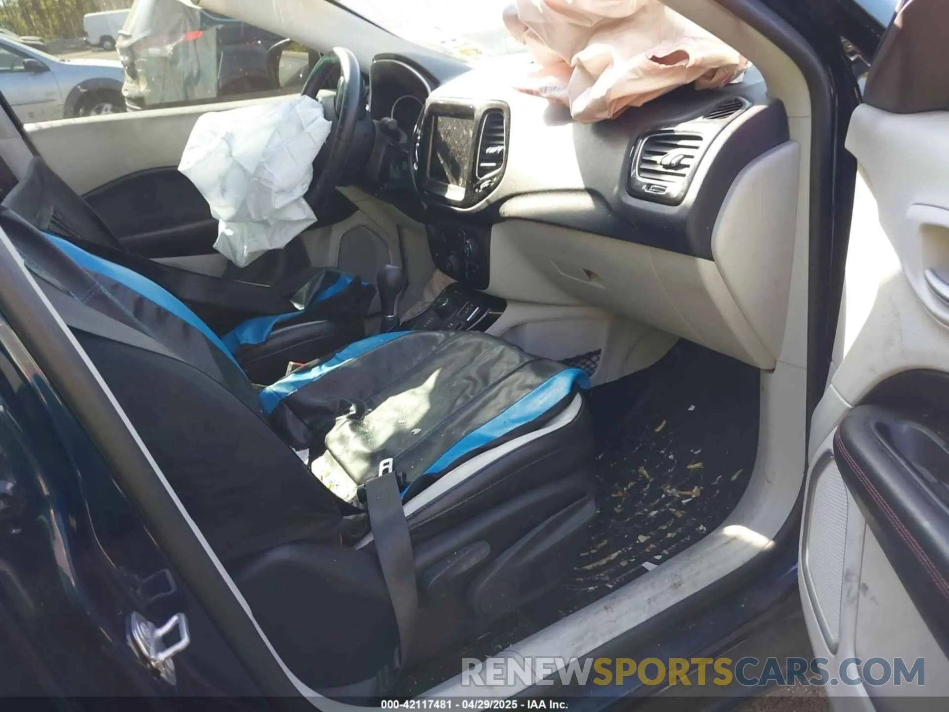 5 Photograph of a damaged car 3C4NJDCB1KT680147 JEEP COMPASS 2019