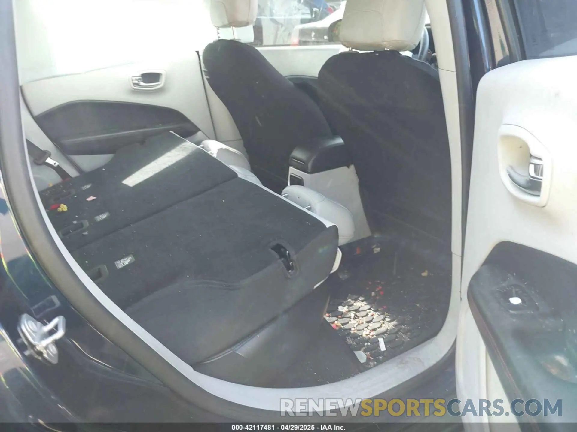 8 Photograph of a damaged car 3C4NJDCB1KT680147 JEEP COMPASS 2019