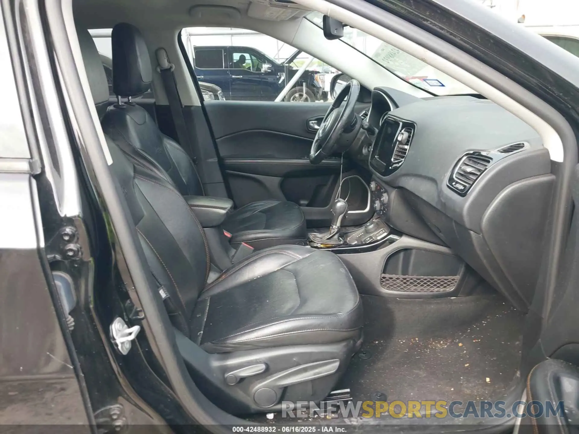5 Photograph of a damaged car 3C4NJDCB1KT742114 JEEP COMPASS 2019