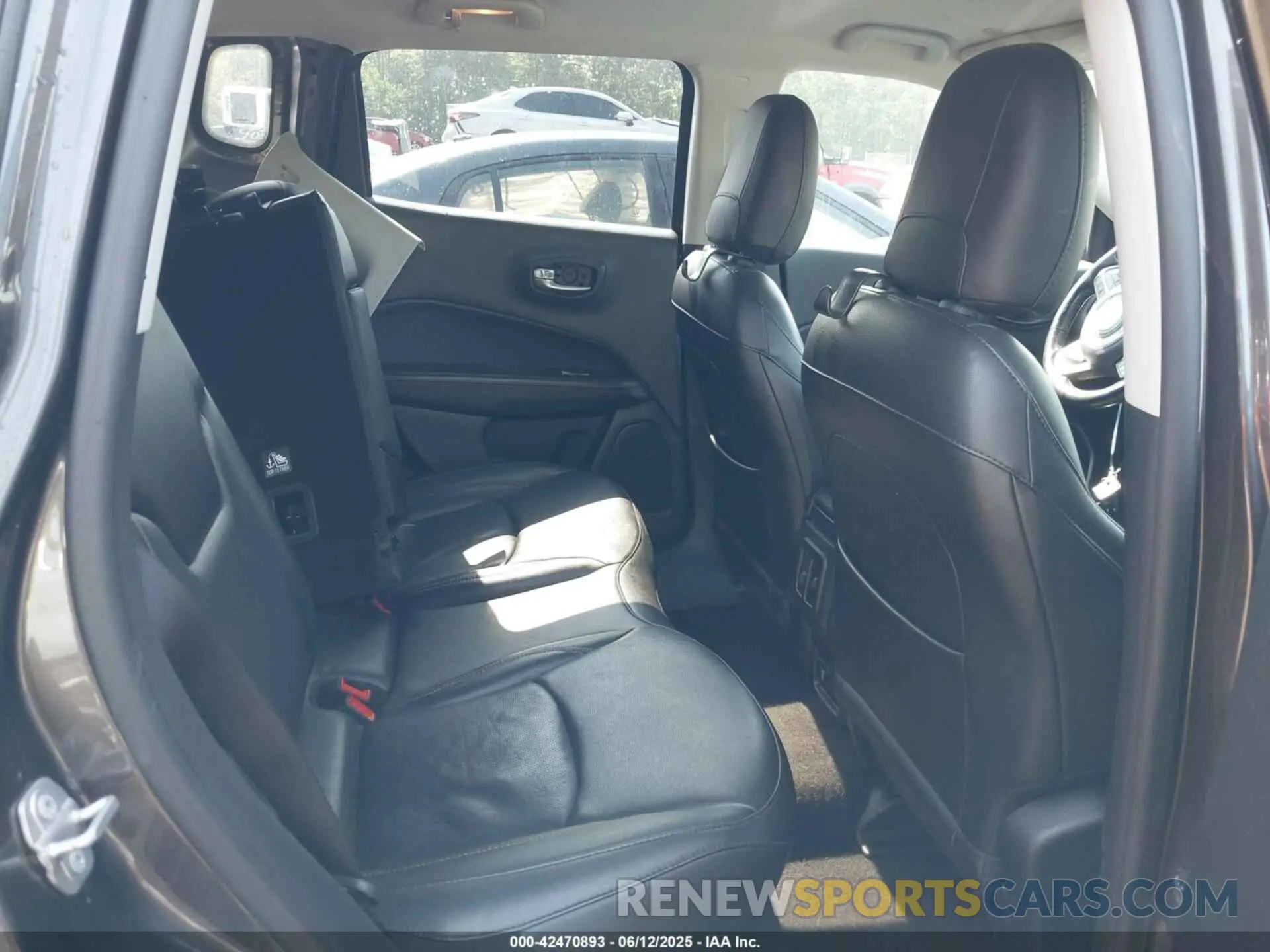 8 Photograph of a damaged car 3C4NJDCB3KT624128 JEEP COMPASS 2019