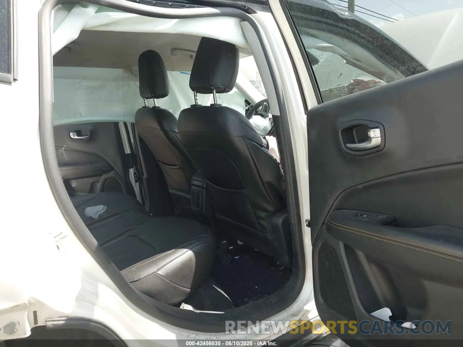 8 Photograph of a damaged car 3C4NJDCB4KT818425 JEEP COMPASS 2019
