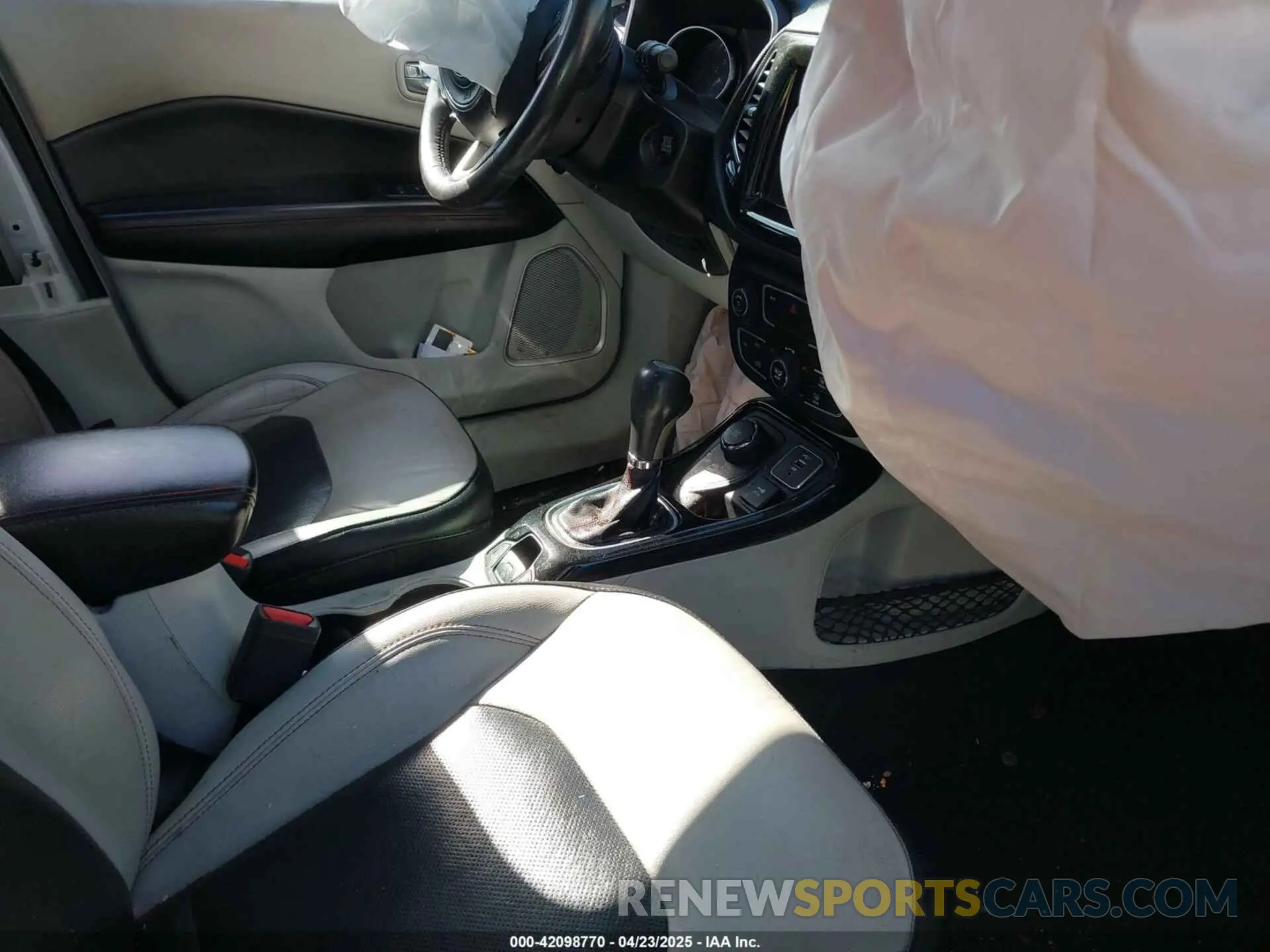 5 Photograph of a damaged car 3C4NJDCB6KT740505 JEEP COMPASS 2019