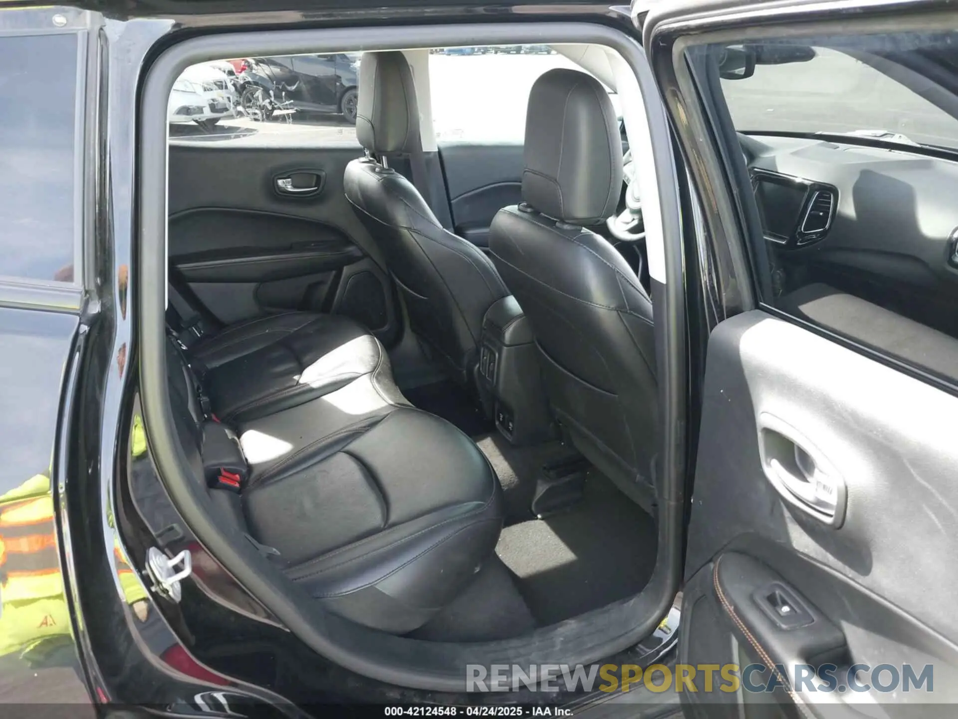 8 Photograph of a damaged car 3C4NJDCB7KT596544 JEEP COMPASS 2019