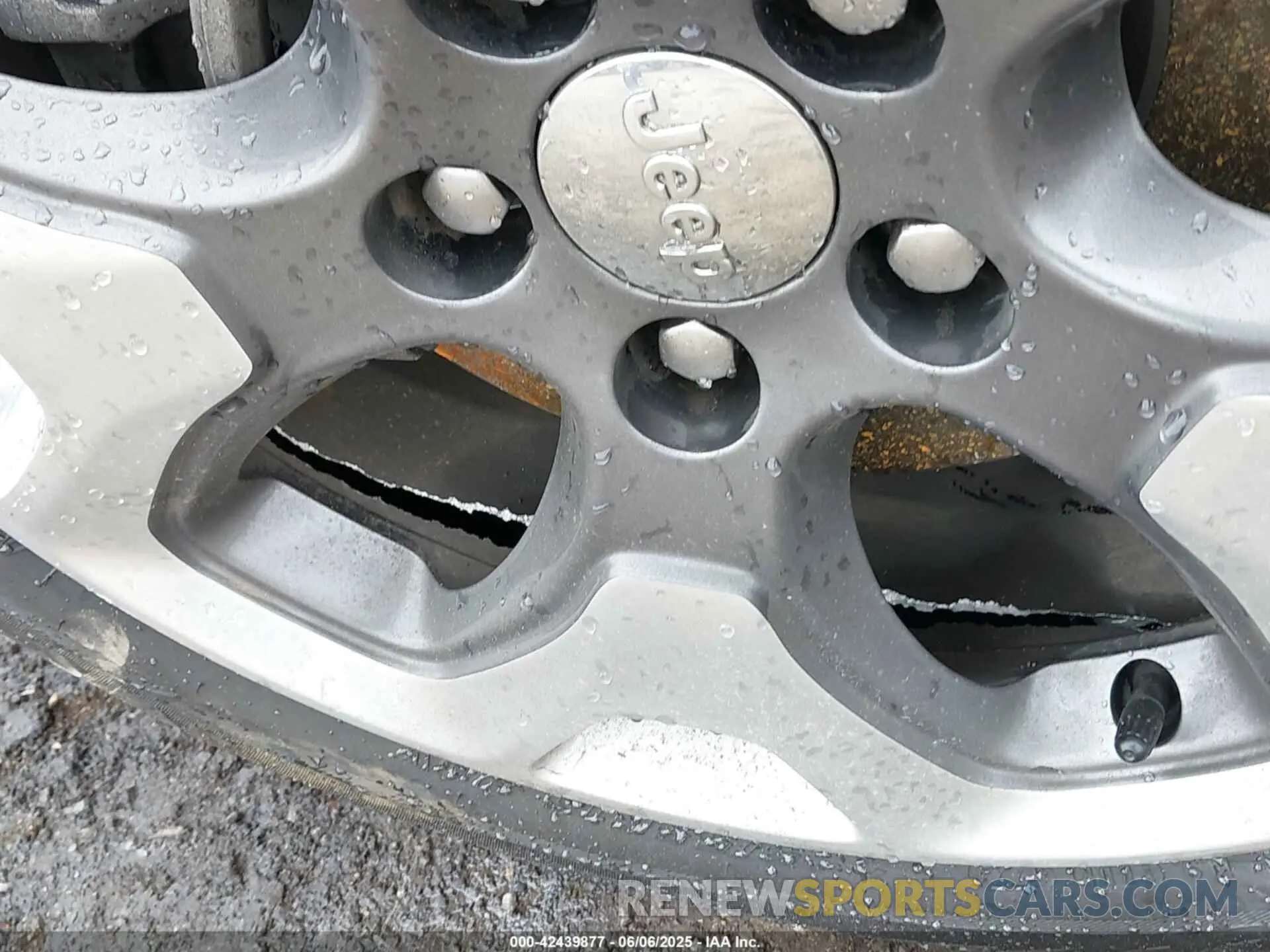 19 Photograph of a damaged car 3C4NJDCB8KT639501 JEEP COMPASS 2019