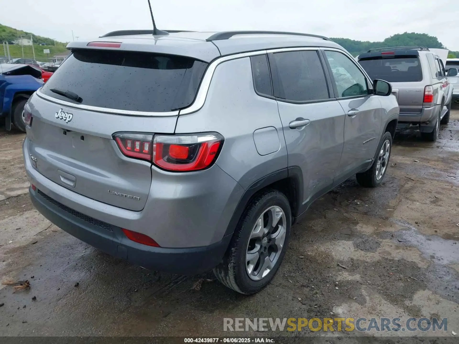 4 Photograph of a damaged car 3C4NJDCB8KT639501 JEEP COMPASS 2019