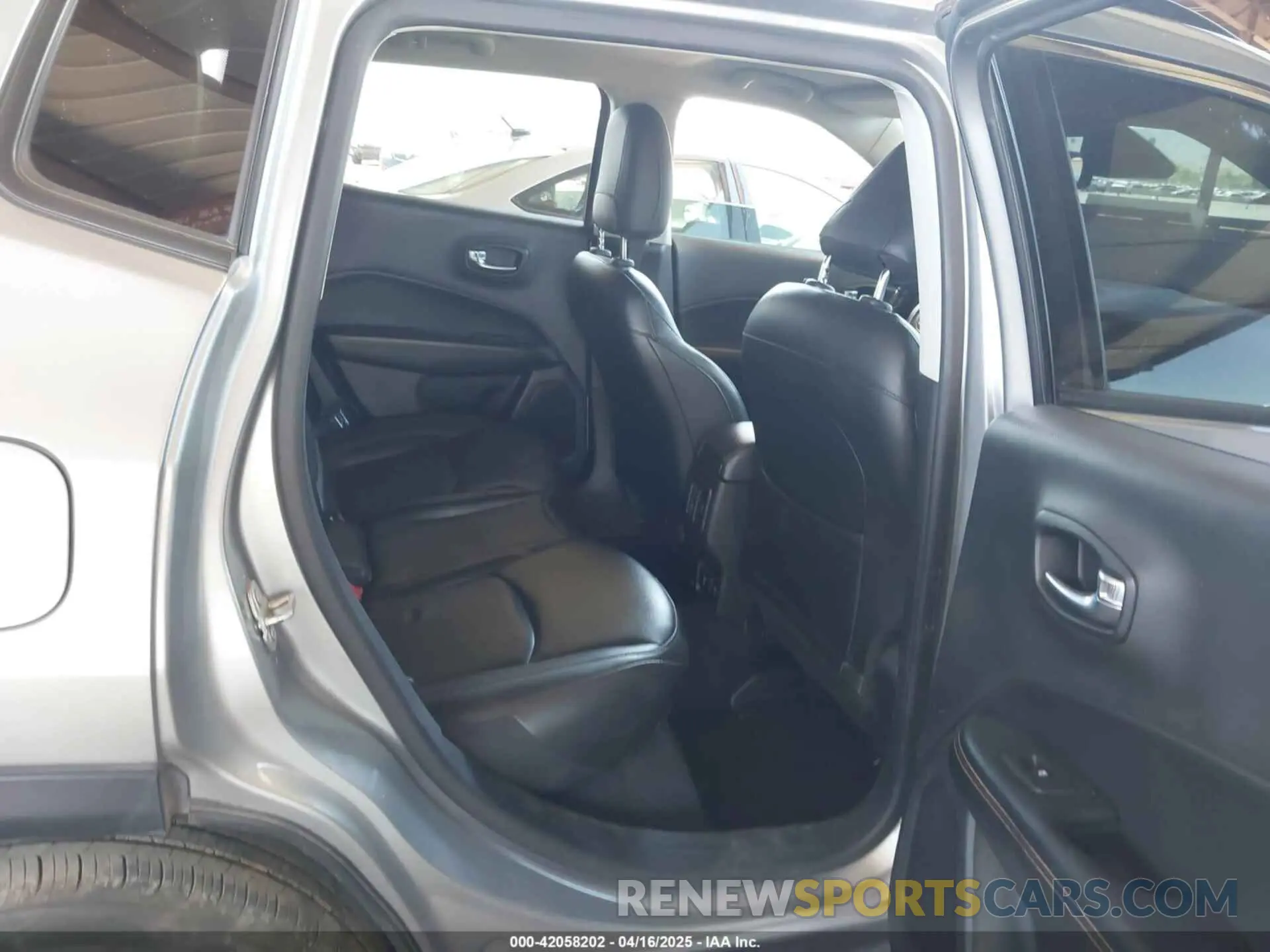 8 Photograph of a damaged car 3C4NJDCB8KT791262 JEEP COMPASS 2019