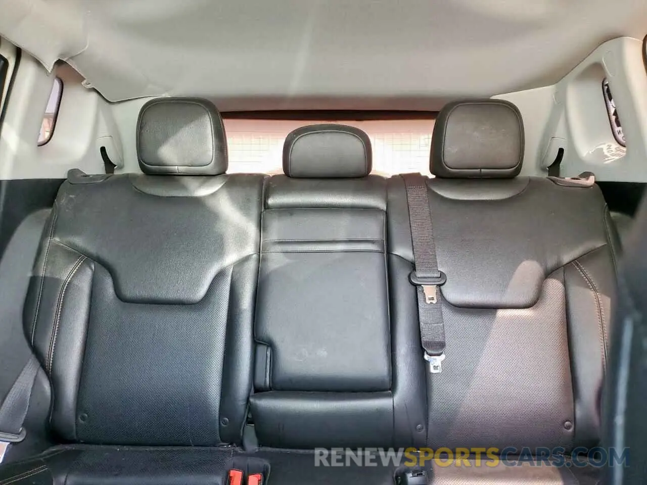 10 Photograph of a damaged car 3C4NJDCB9KT618950 JEEP COMPASS 2019