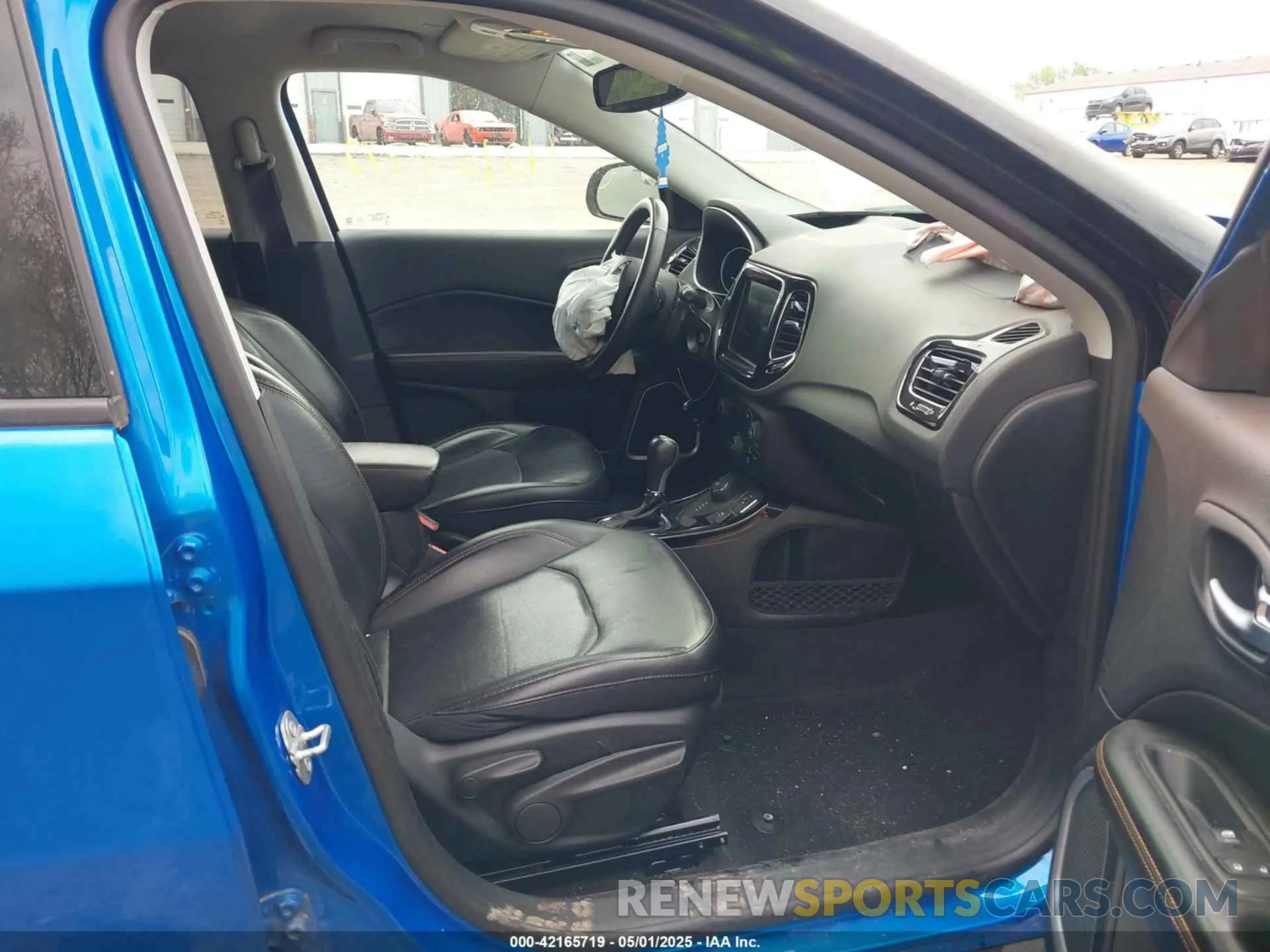 5 Photograph of a damaged car 3C4NJDCBXKT647860 JEEP COMPASS 2019